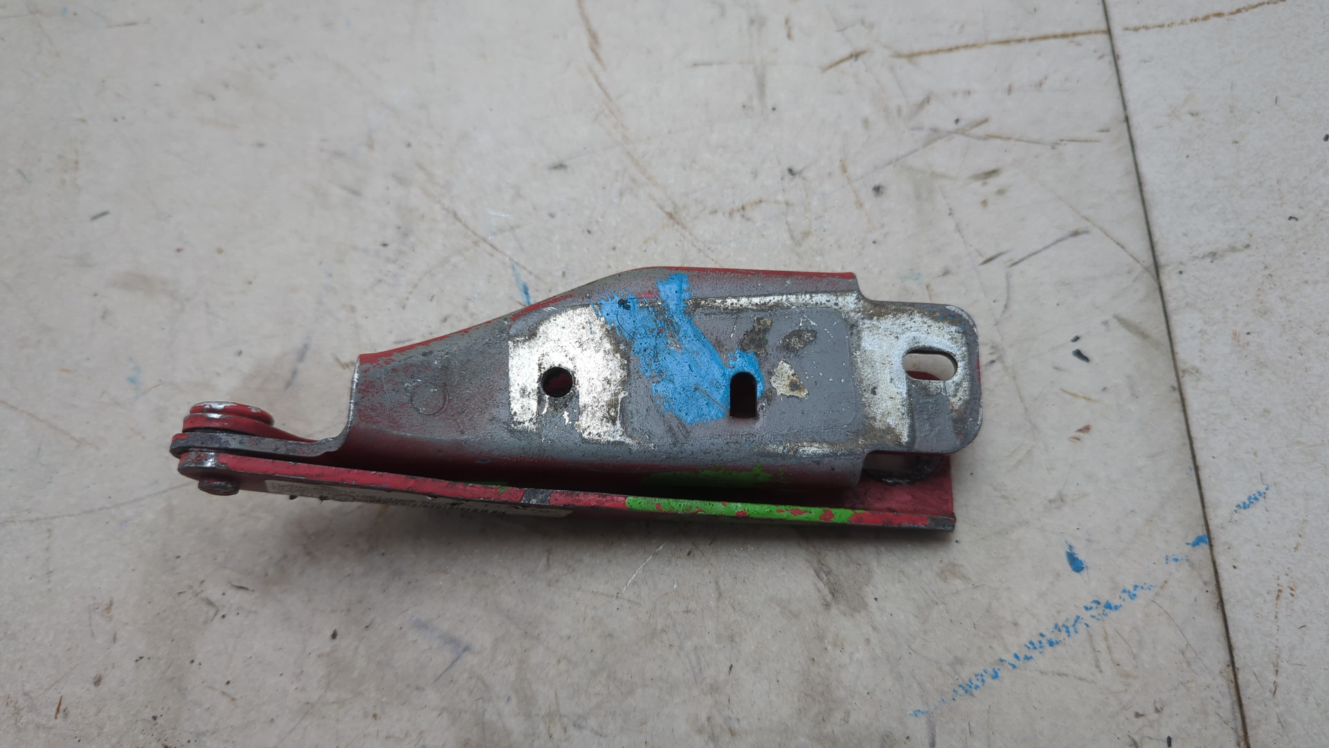 Петля капота правая