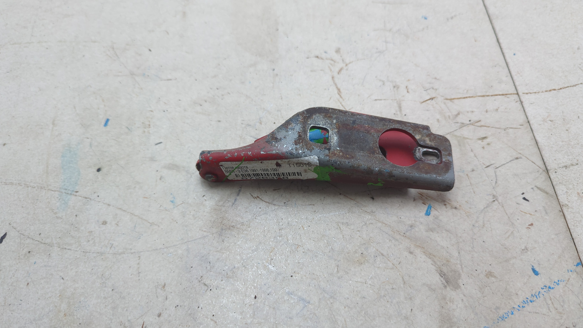 Петля капота левая