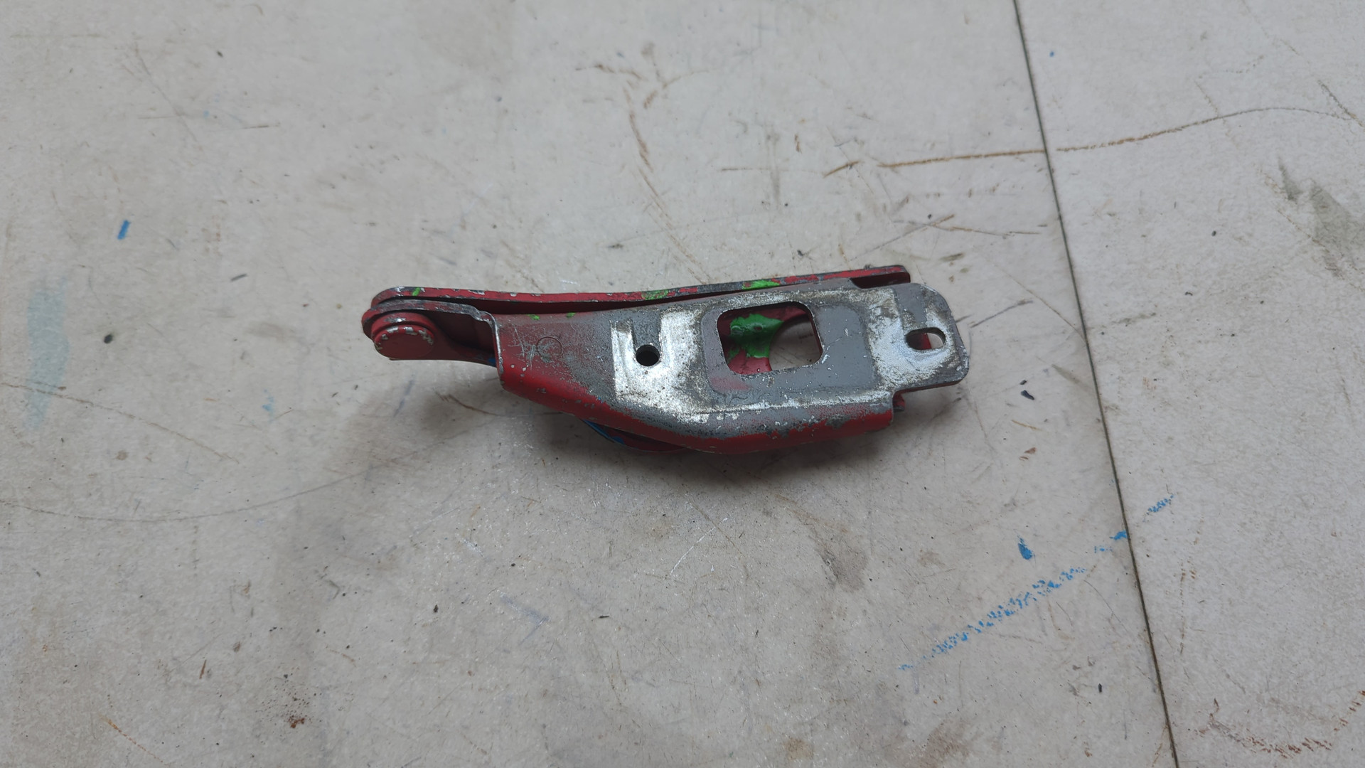 Петля капота левая