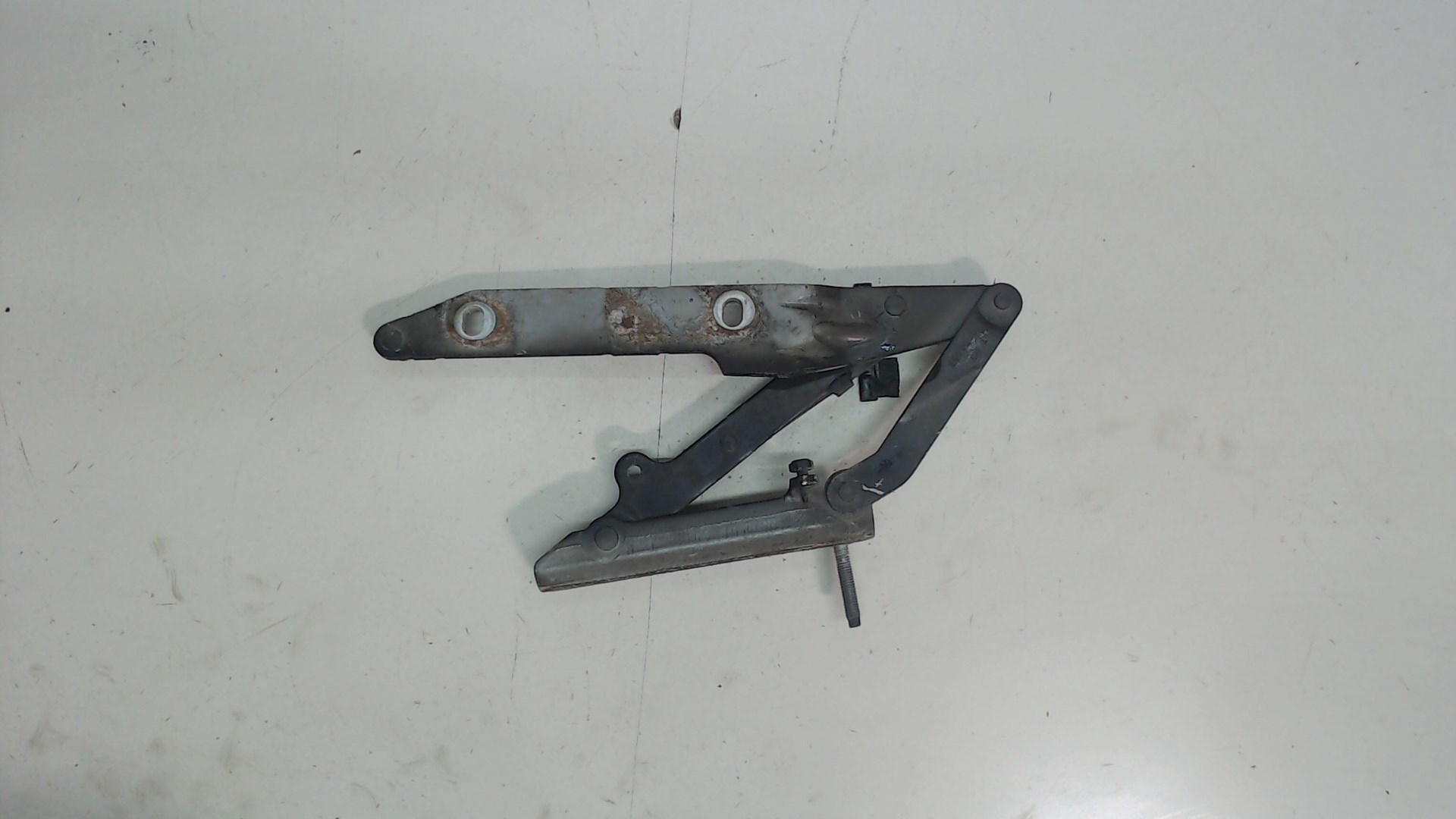 Петля капота левая