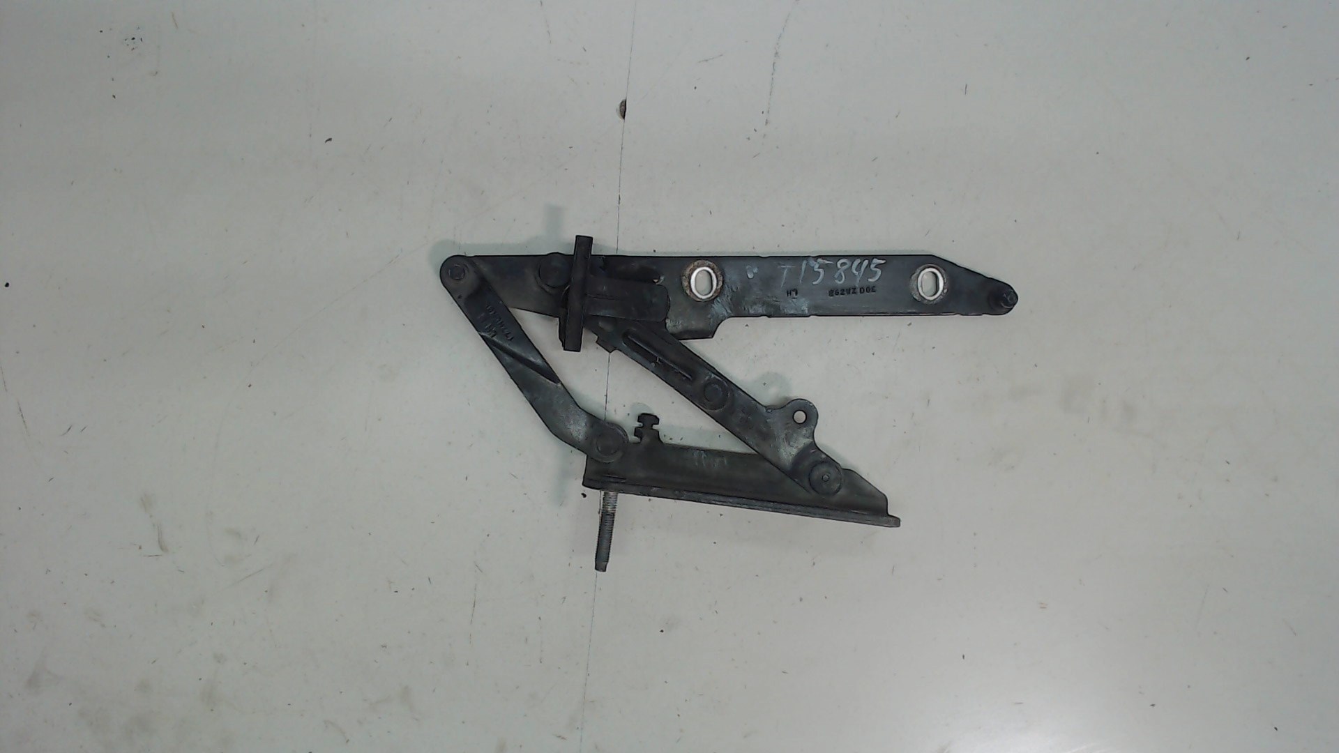 Петля капота левая