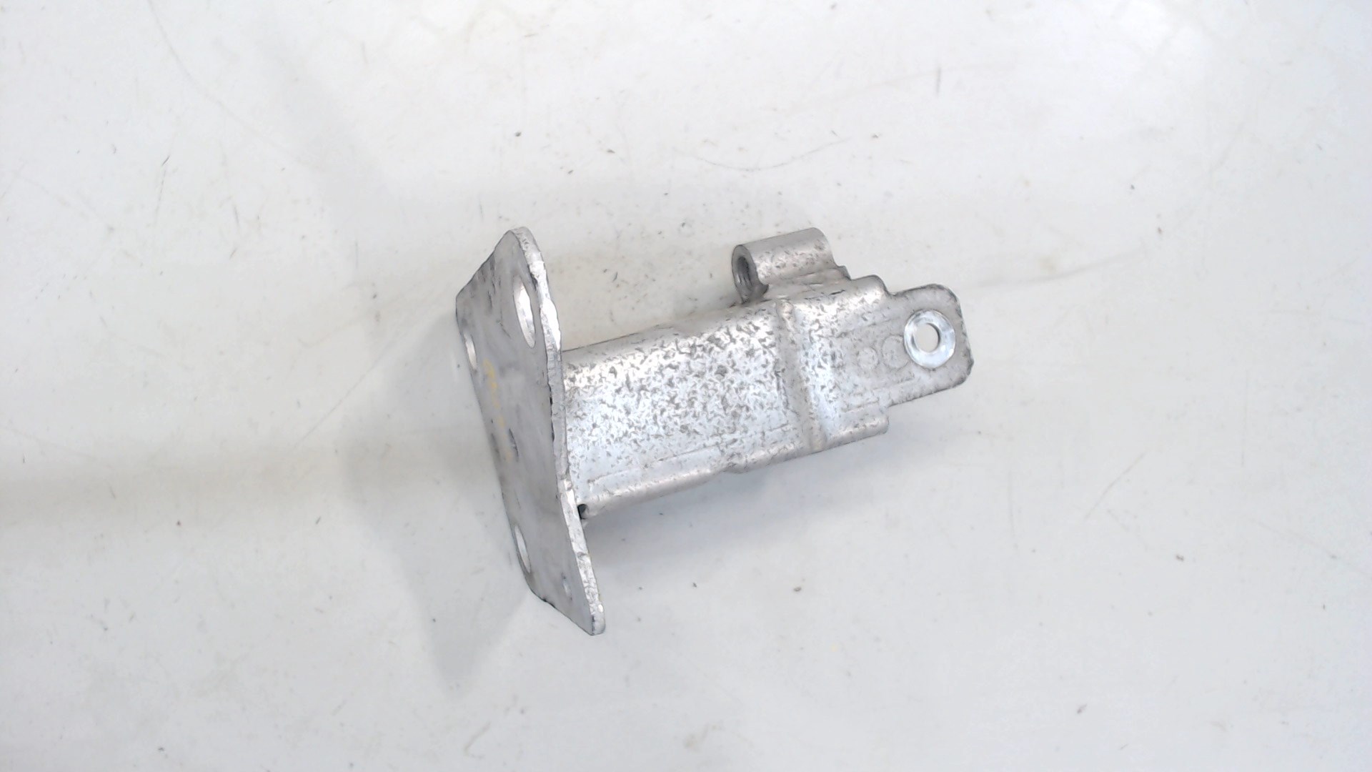 Кронштейн усилителя переднего бампера левый