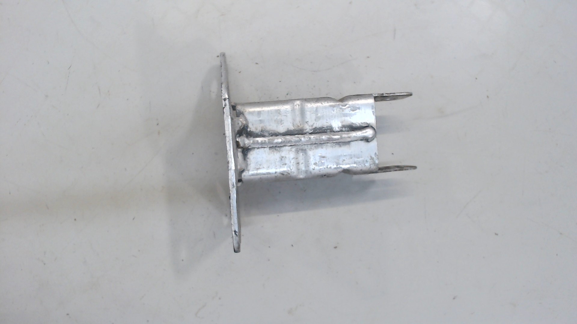 Кронштейн усилителя переднего бампера левый