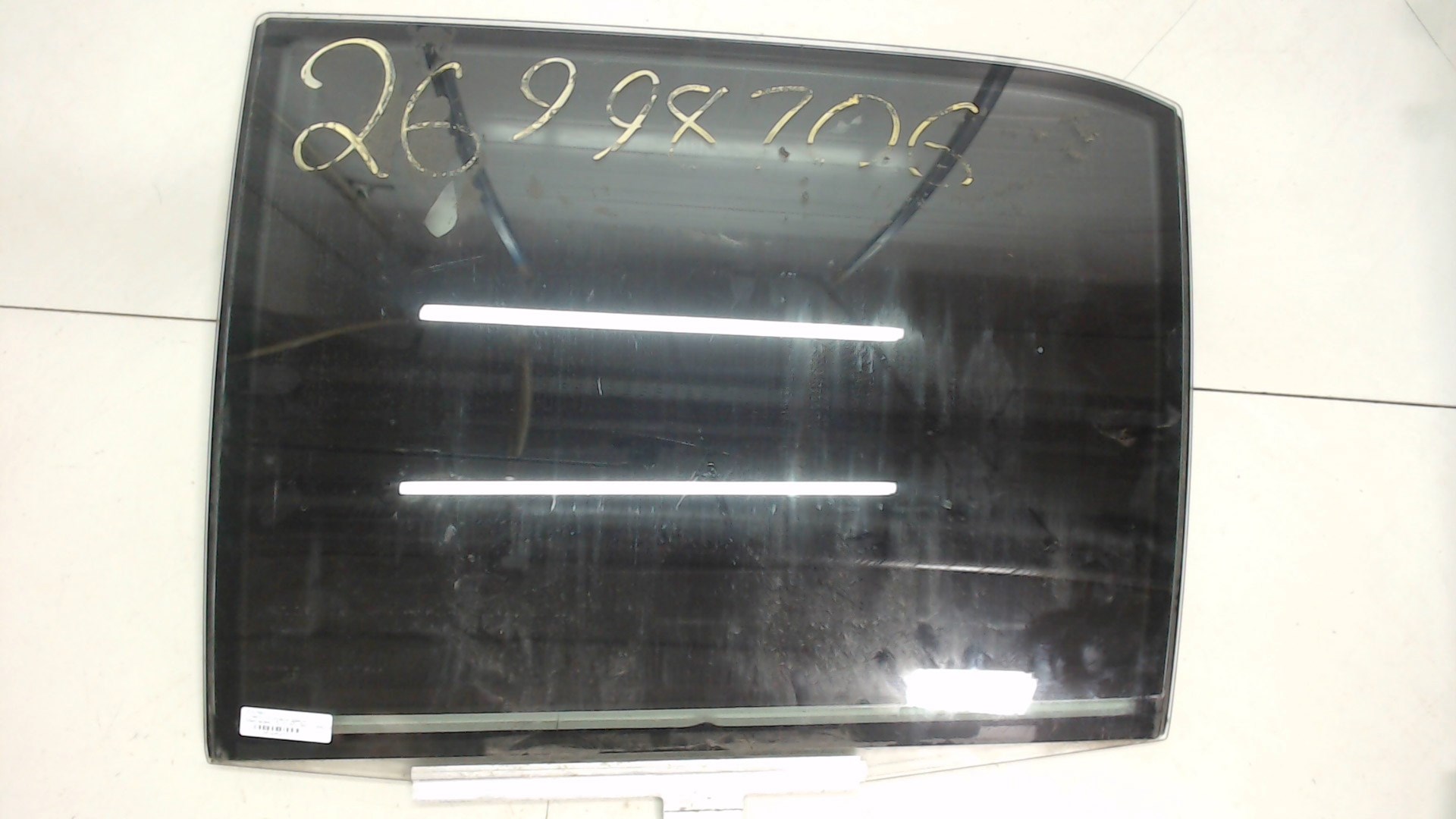 Стекло двери задней левой