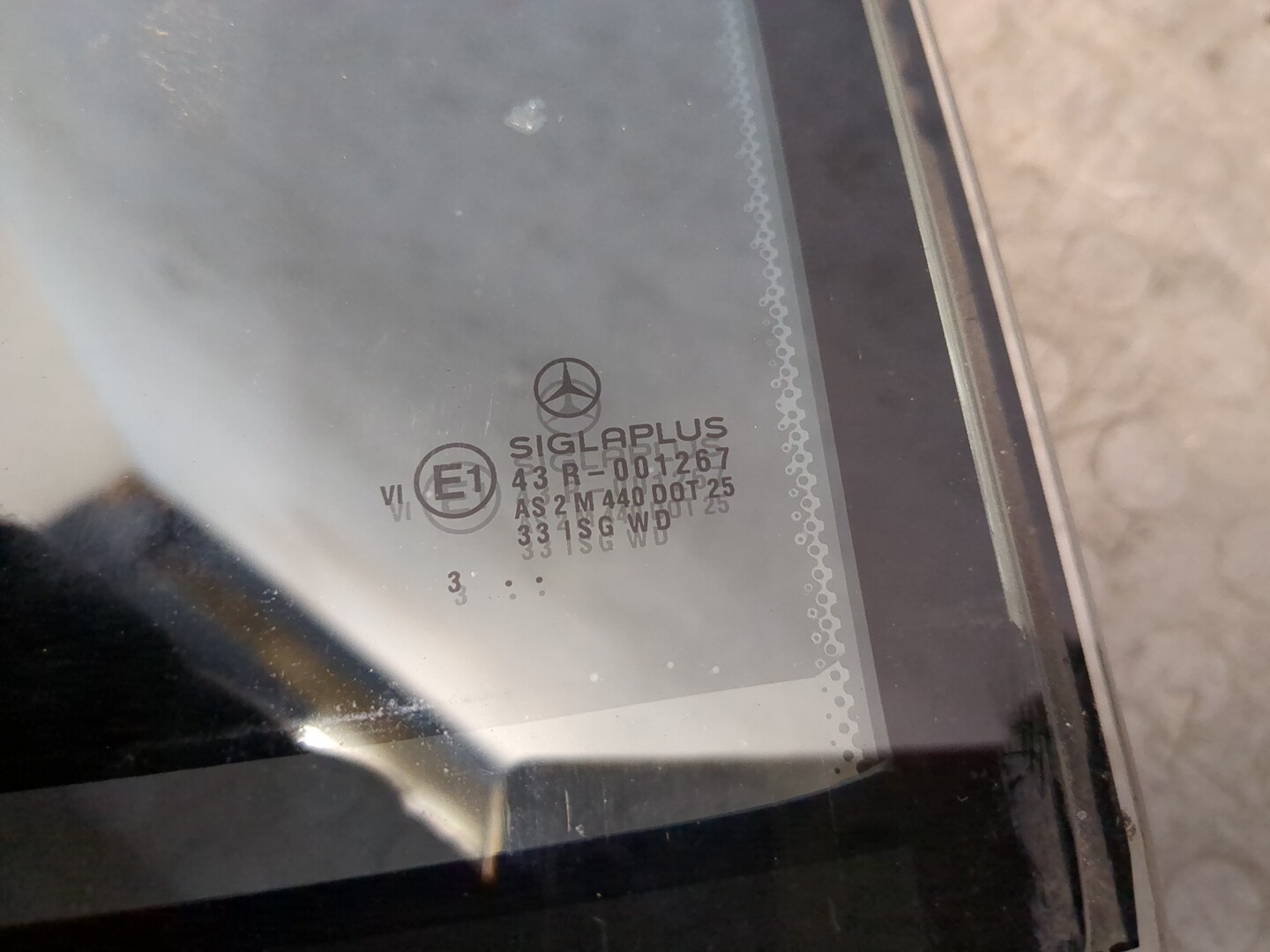 Стекло двери задней левой