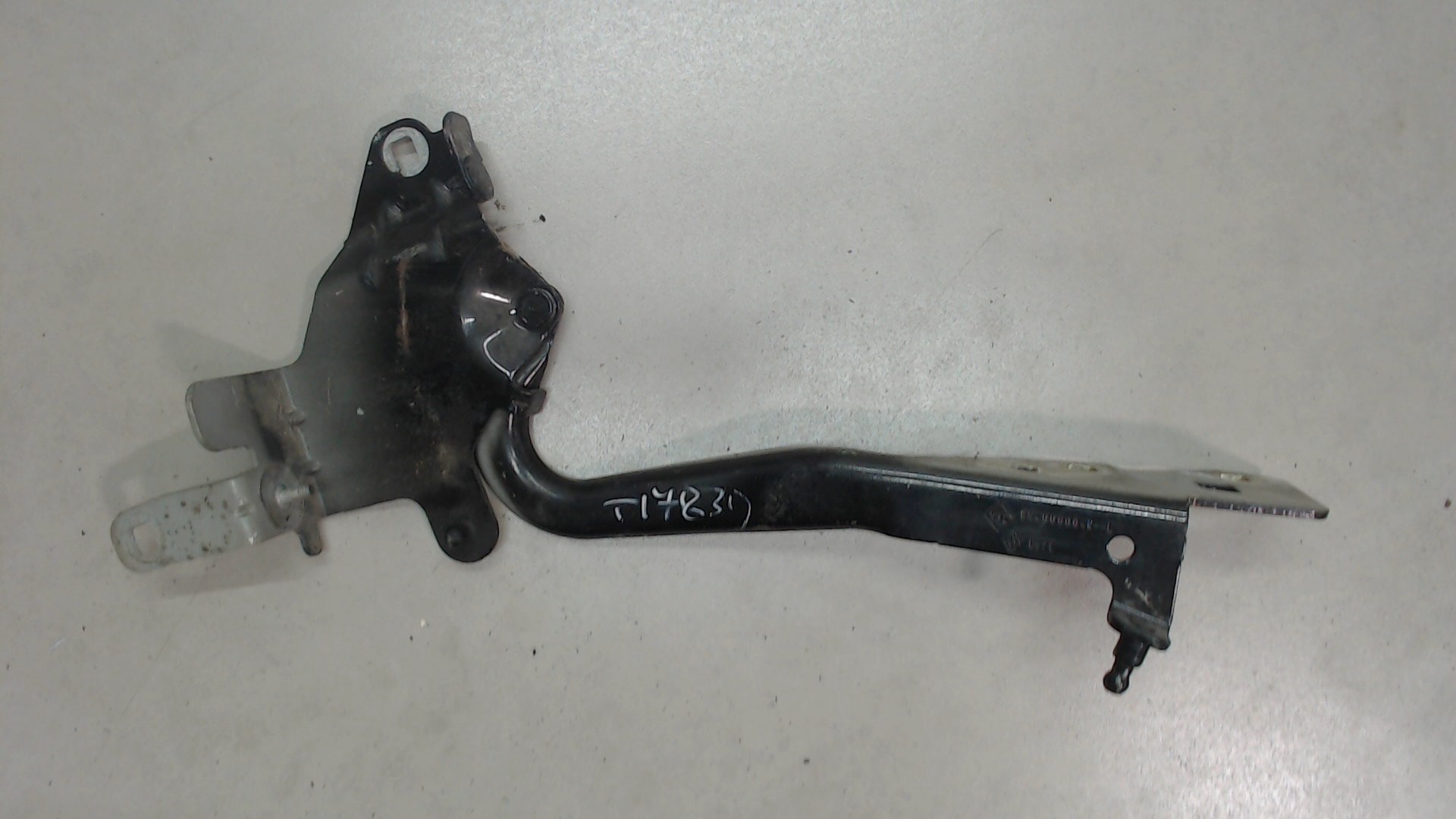 Петля капота правая