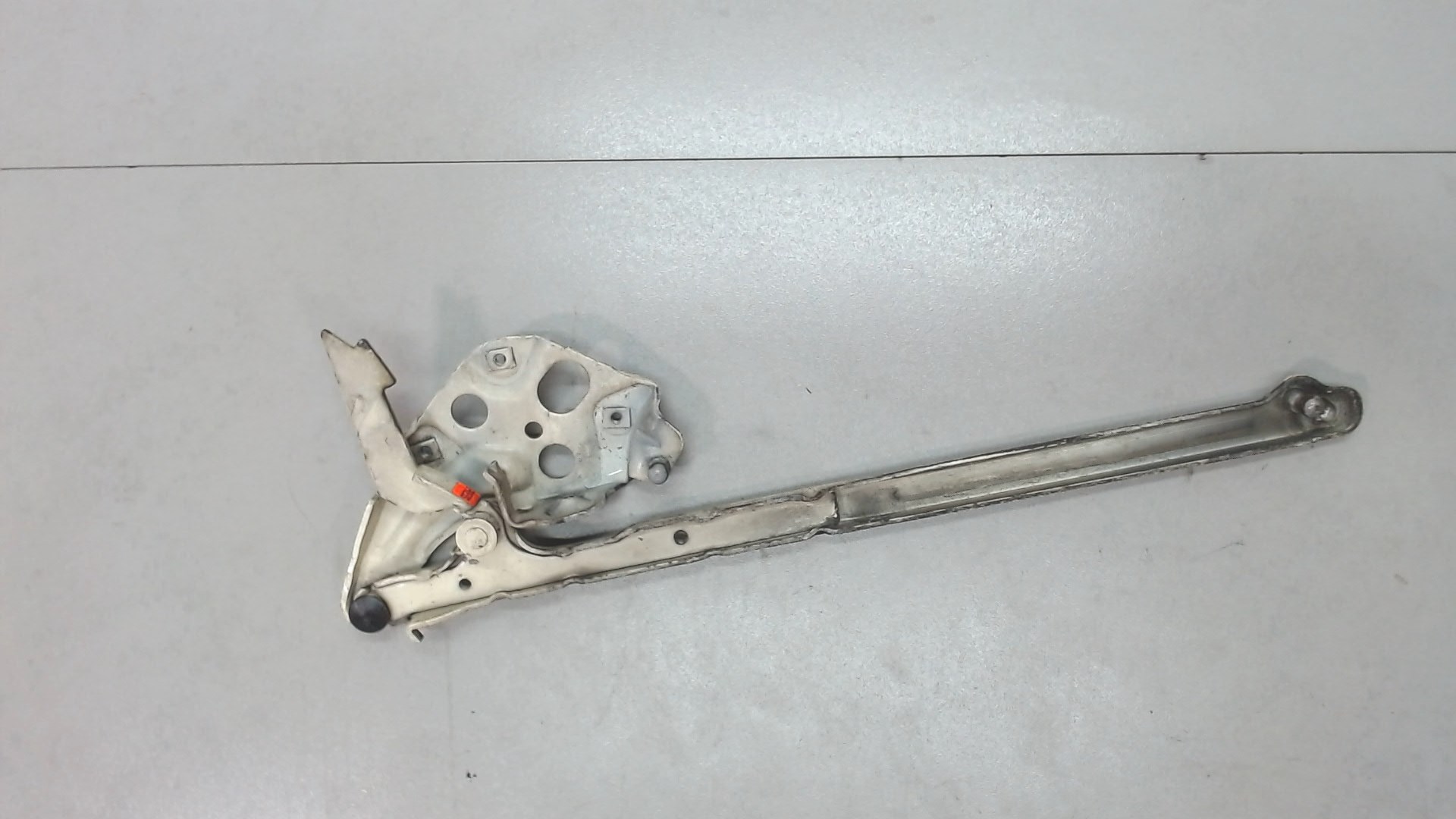 Петля капота левая