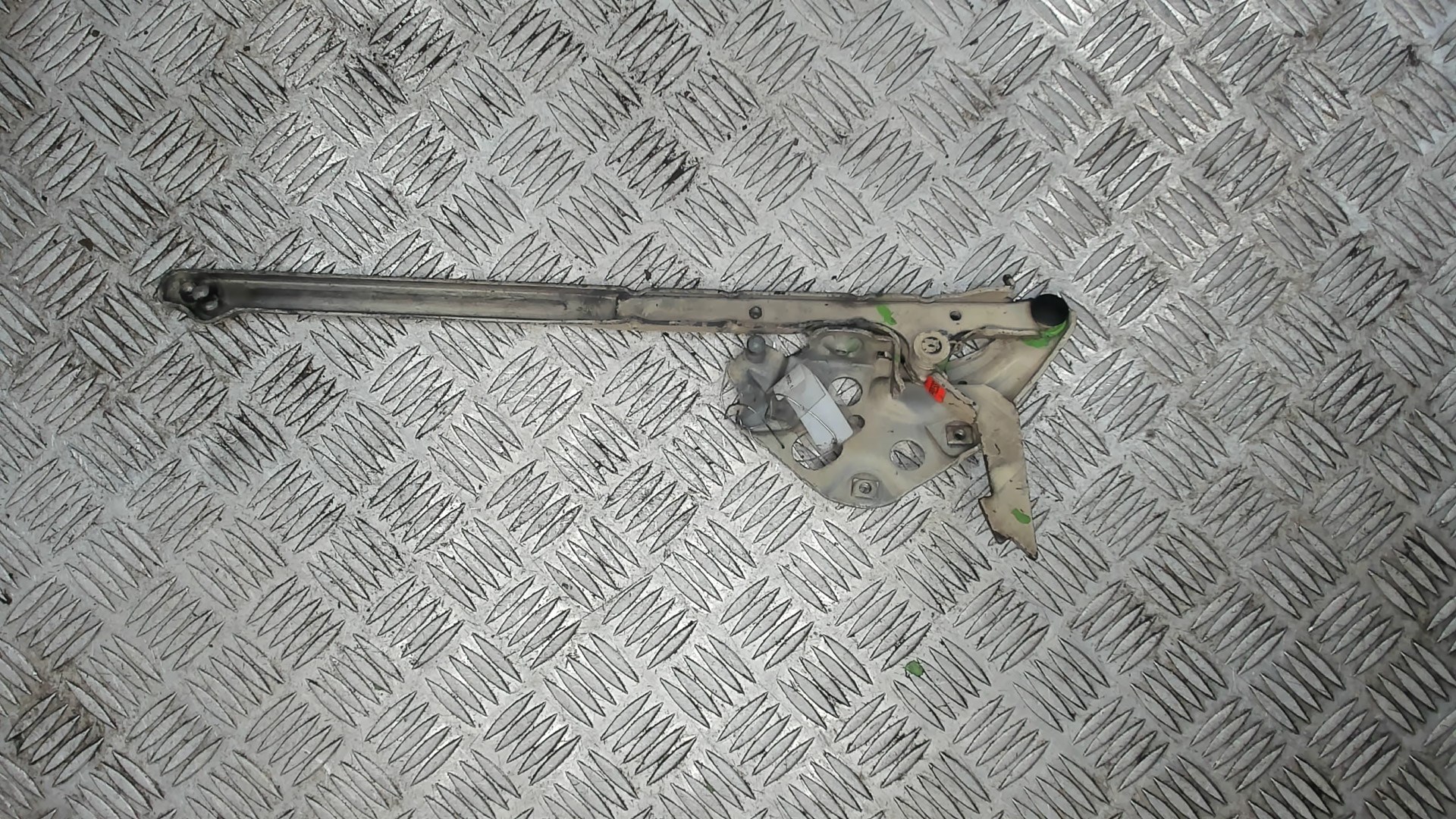 Петля капота левая