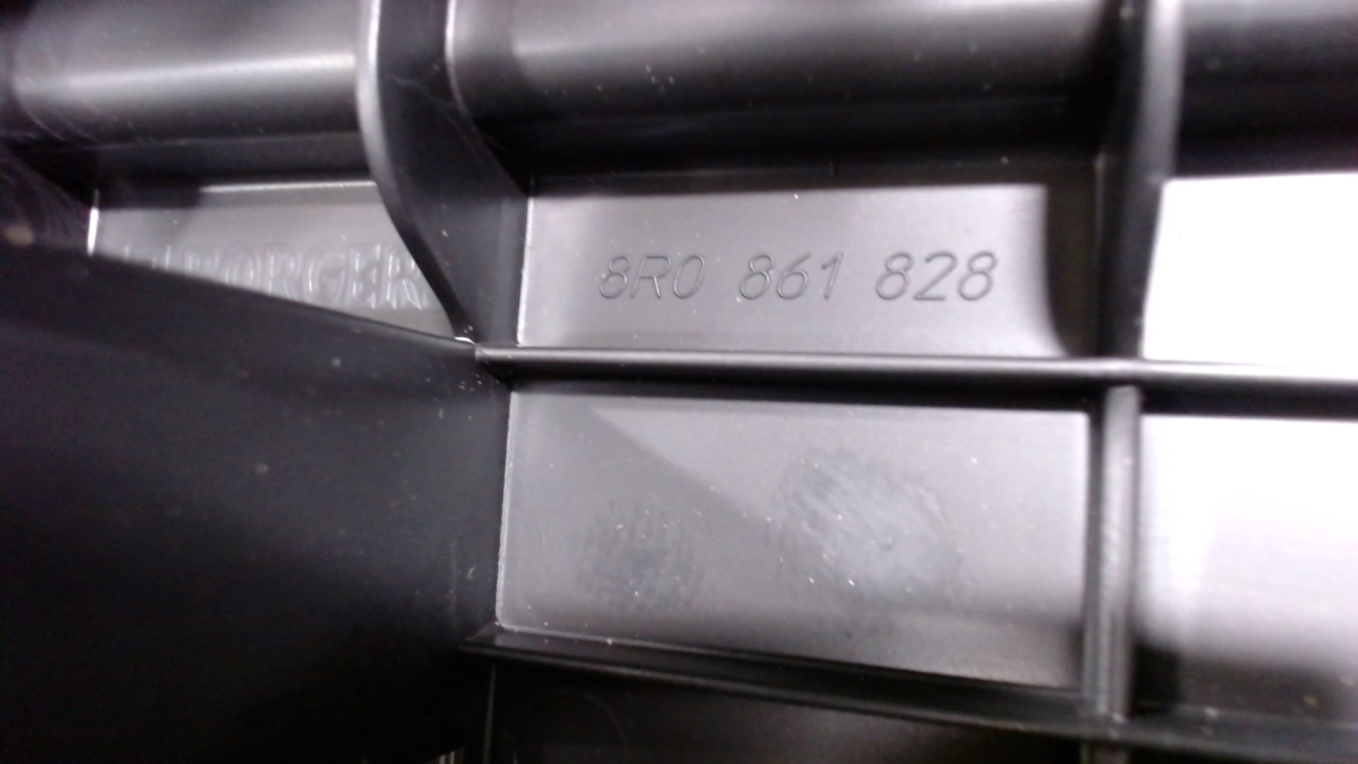 Направляющая шторки багажника