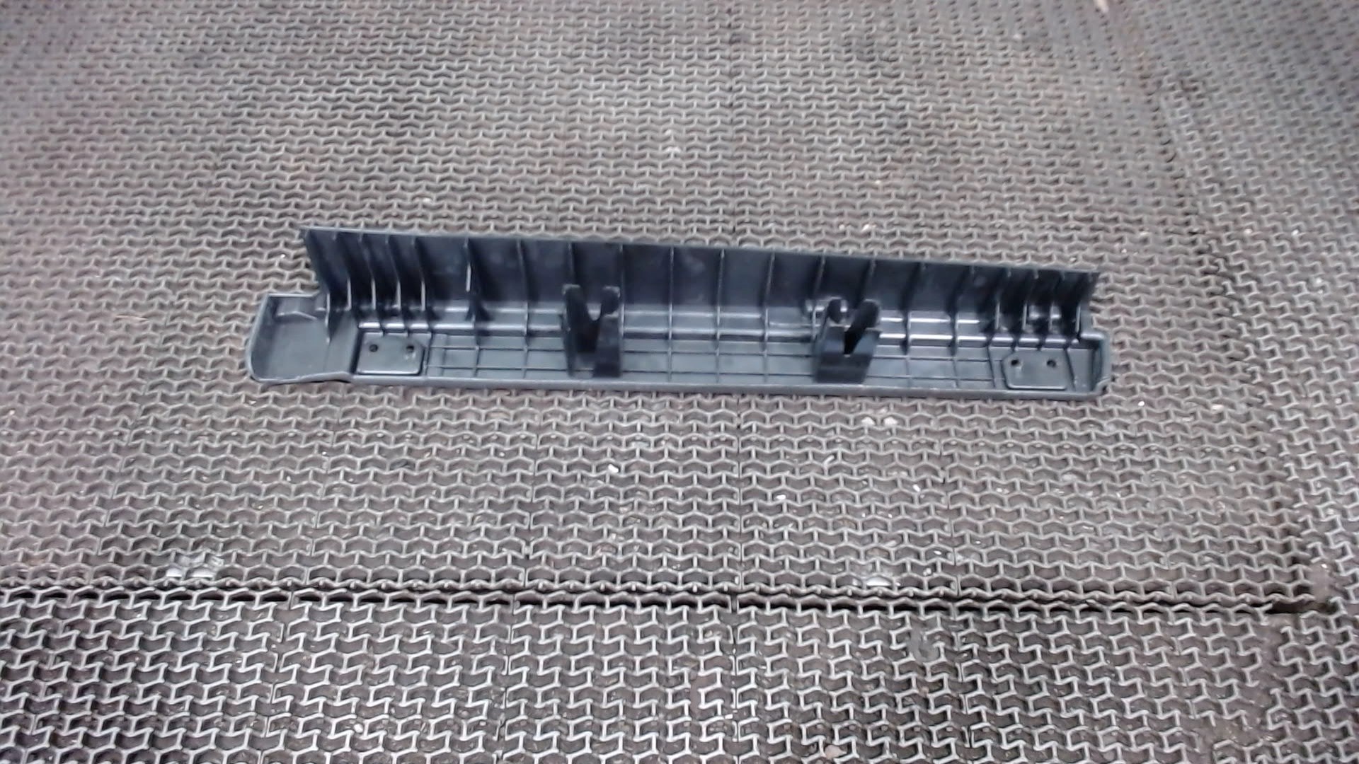 Направляющая шторки багажника