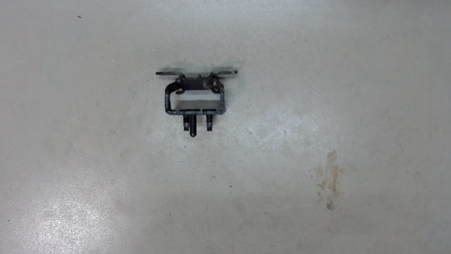 Петля крышки багажника