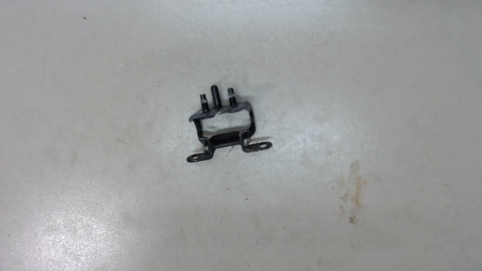 Петля крышки багажника