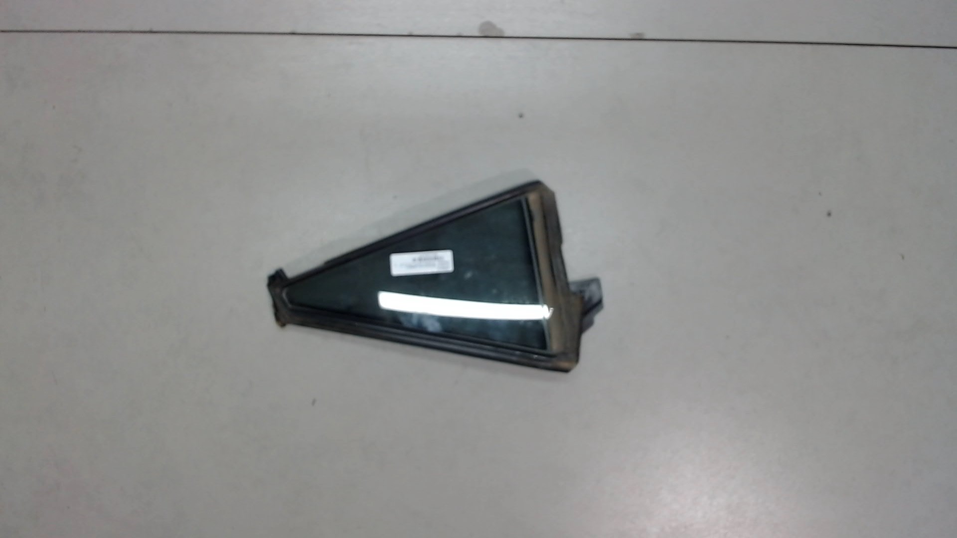 Стекло двери задней правой (форточка)