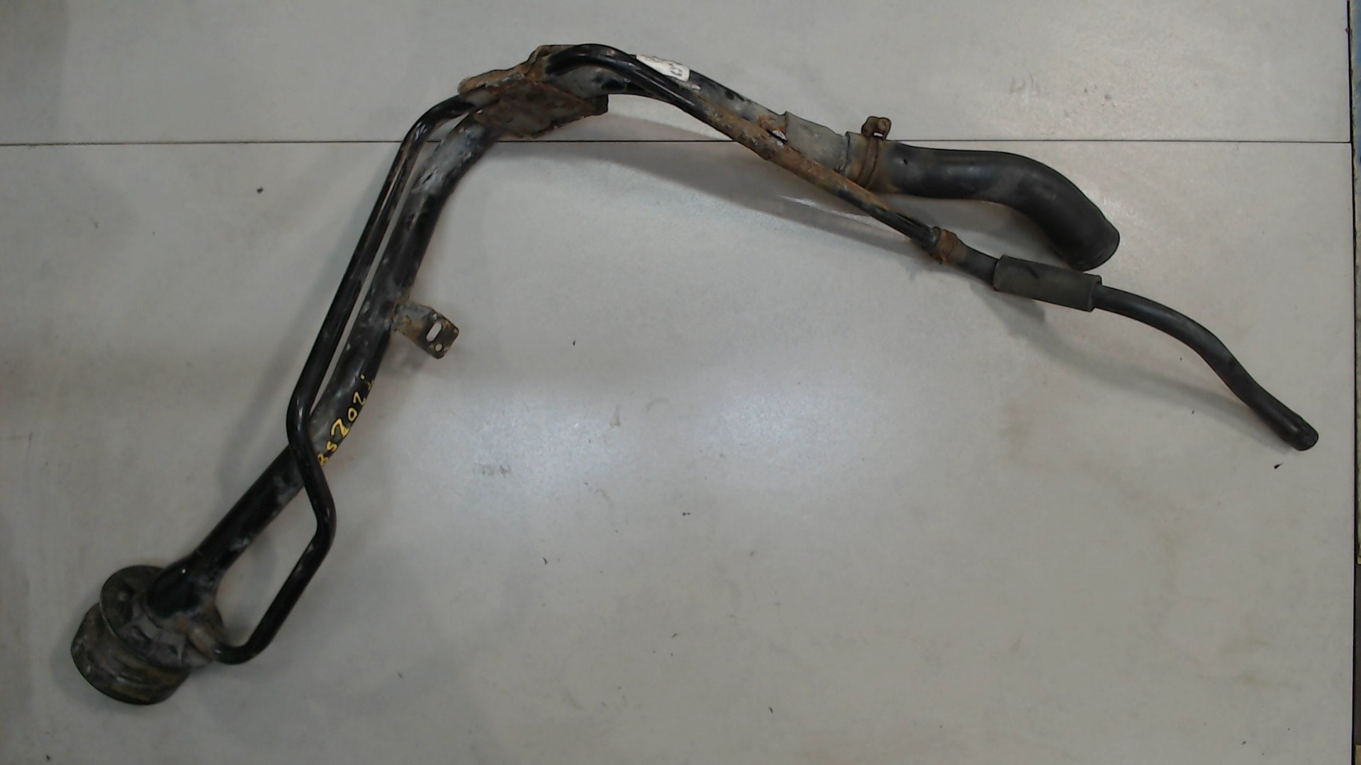 Горловина топливного бака