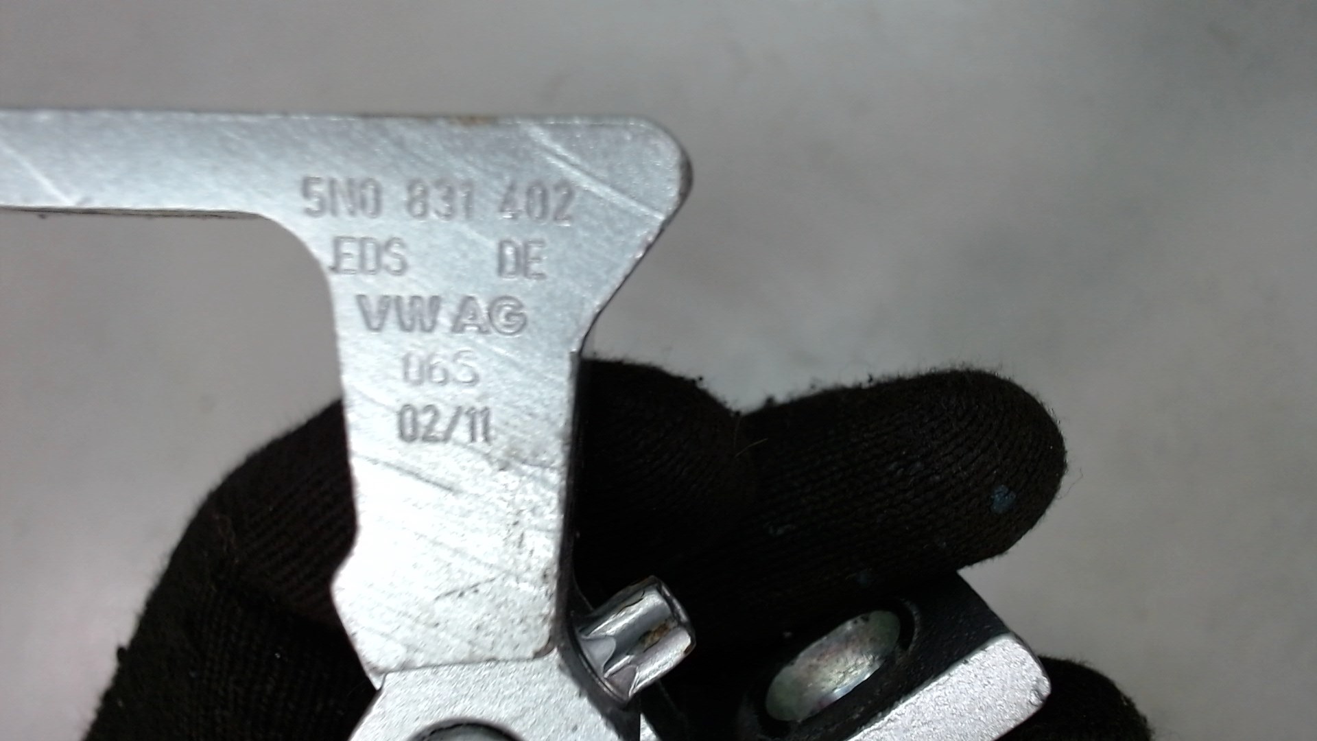 Петля двери