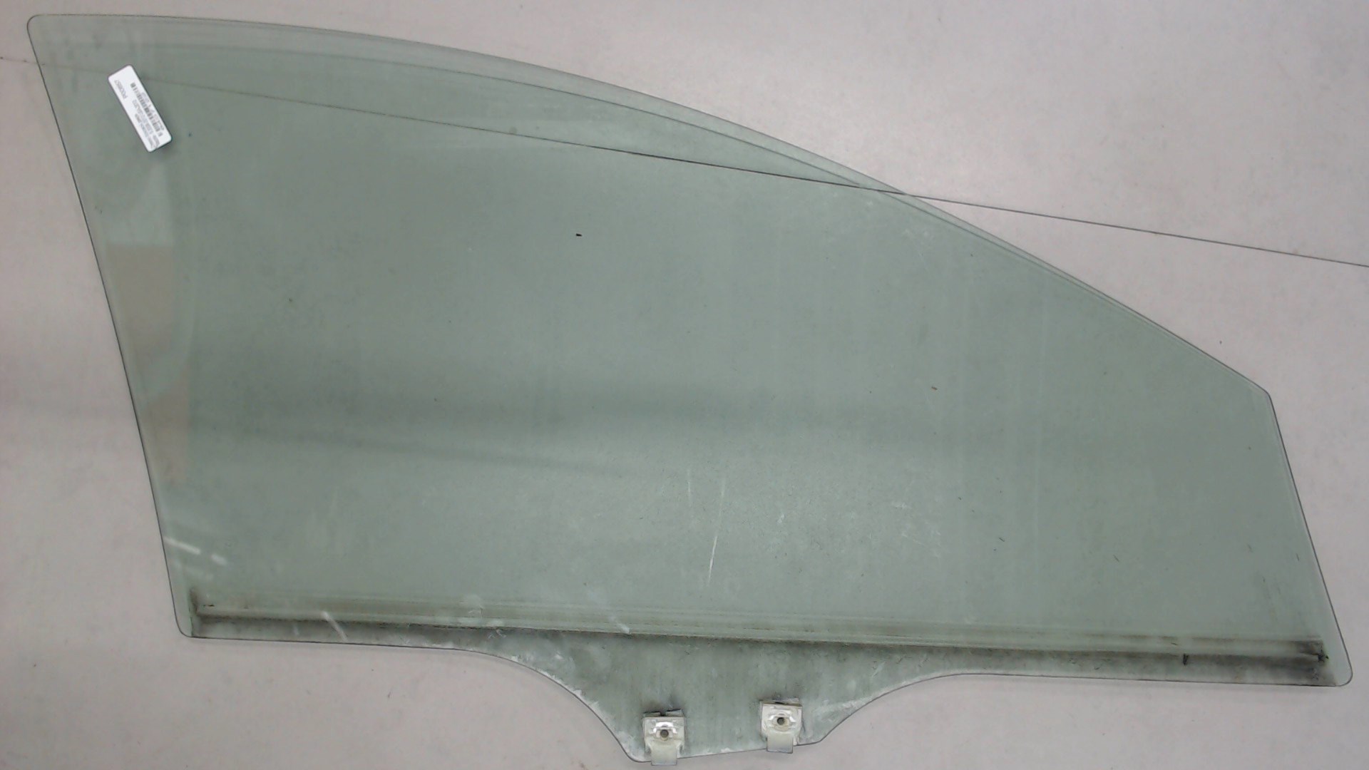 Стекло двери передней левой