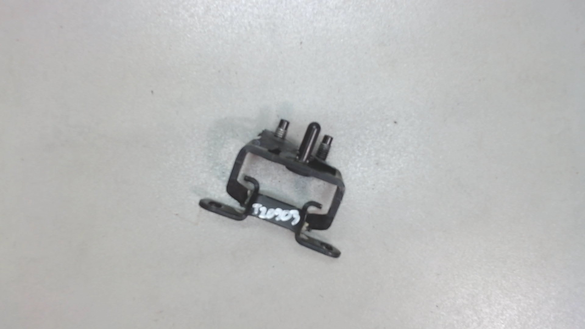 Петля крышки багажника