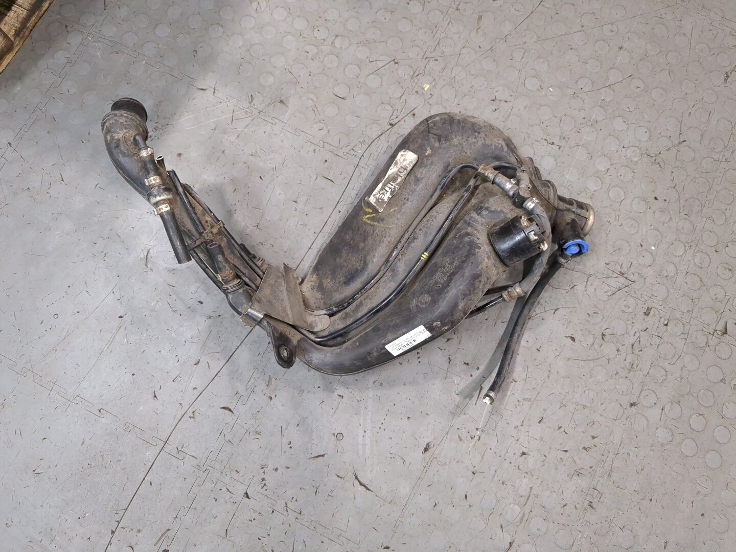 Горловина топливного бака