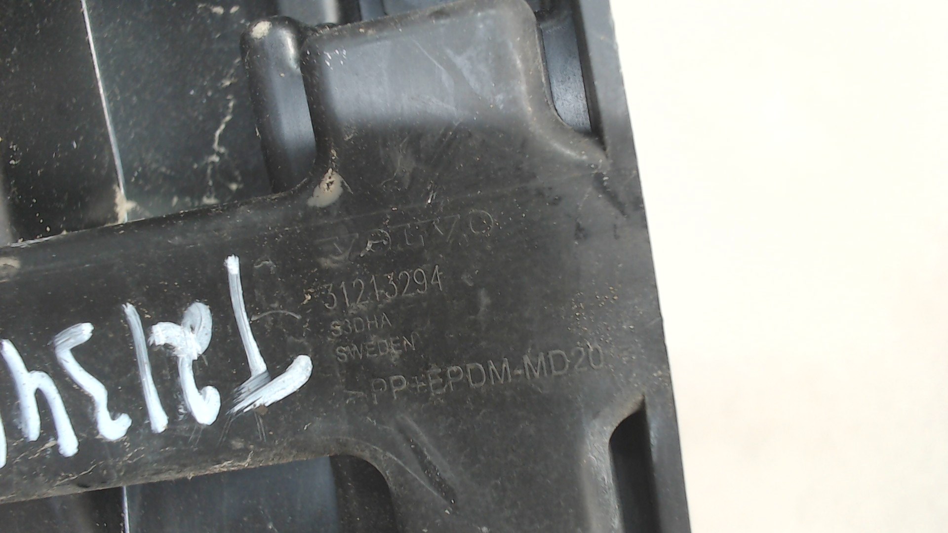 Кронштейн заднего бампера правый