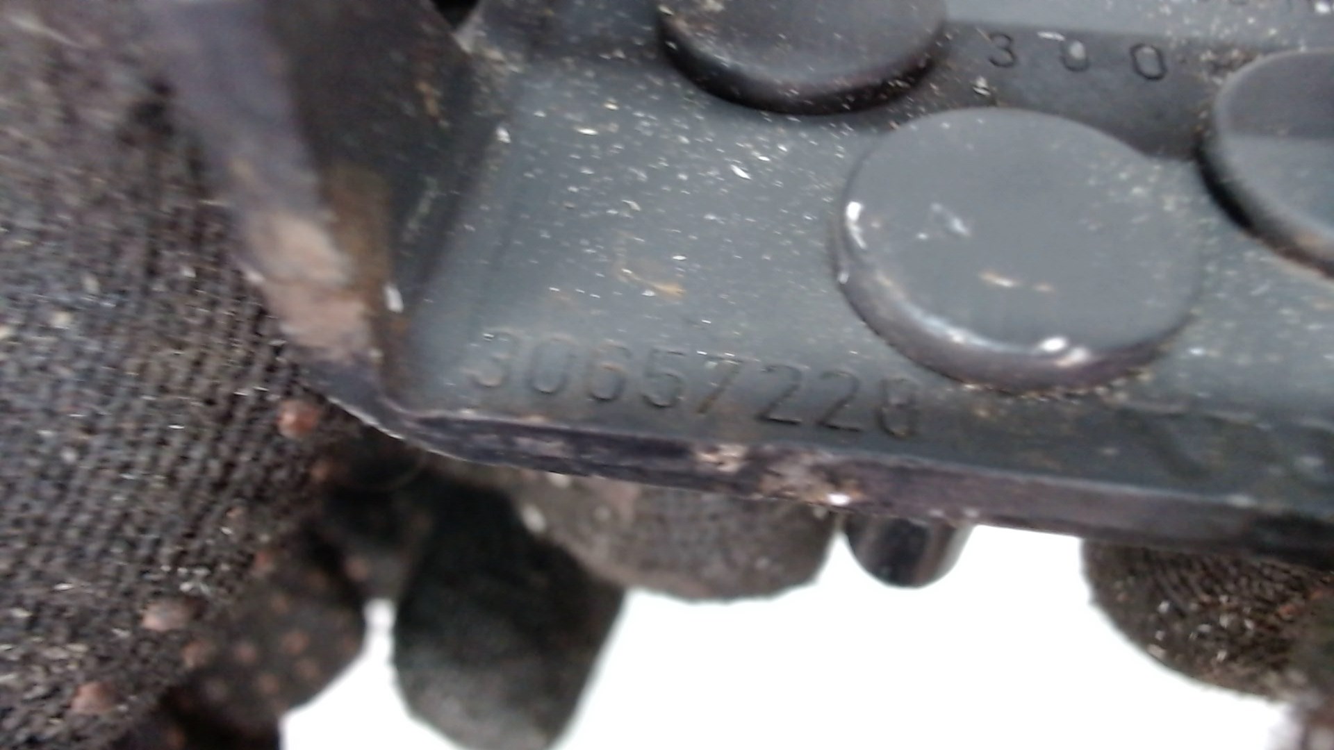 Петля крышки багажника