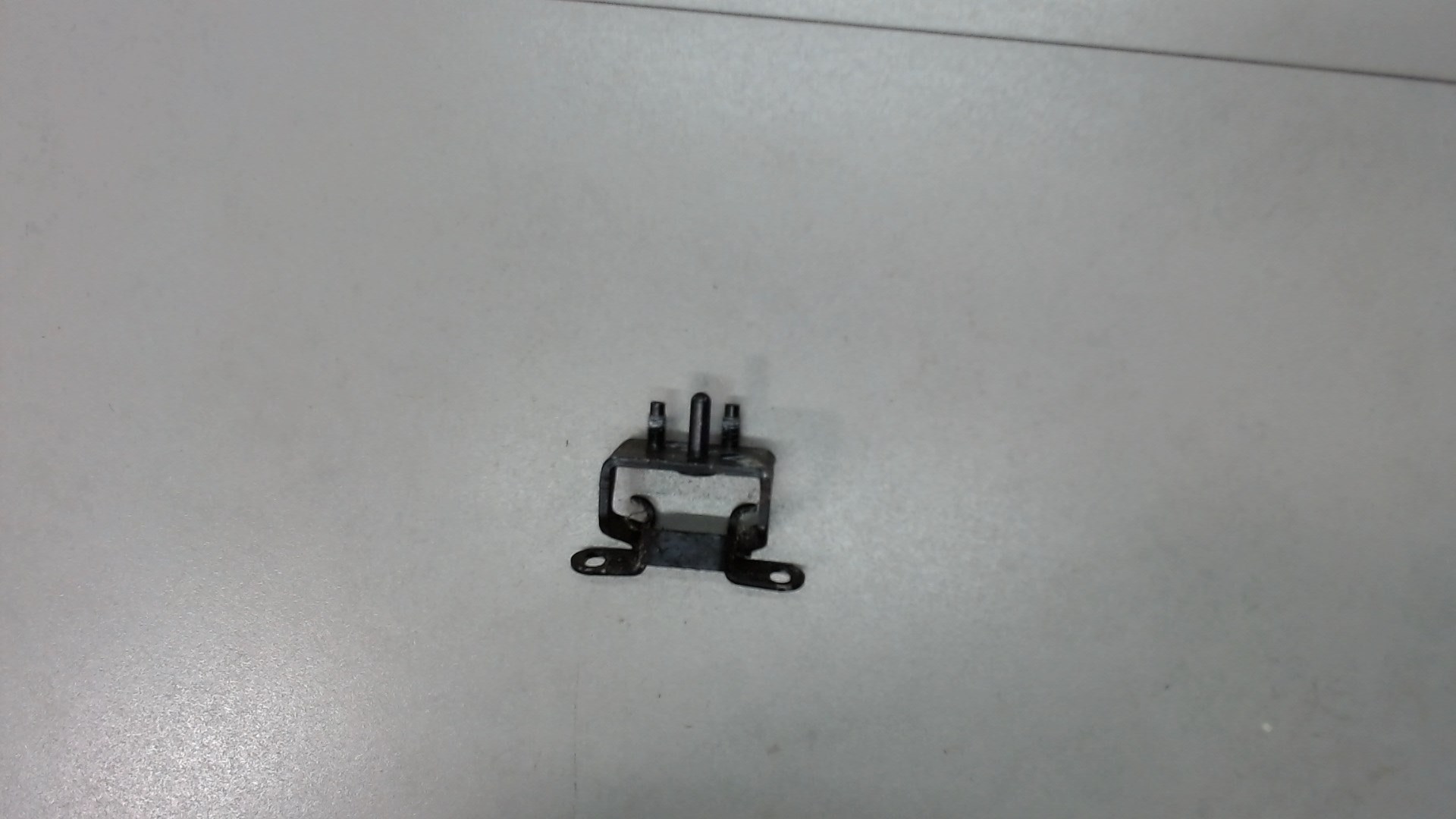 Петля крышки багажника