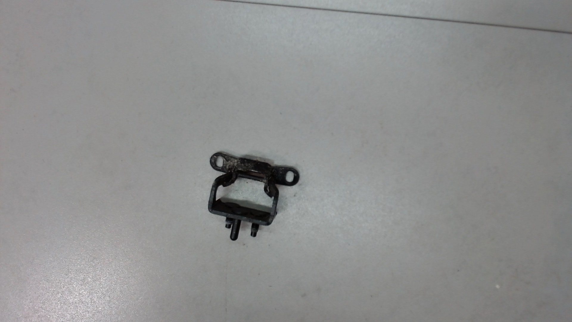 Петля крышки багажника