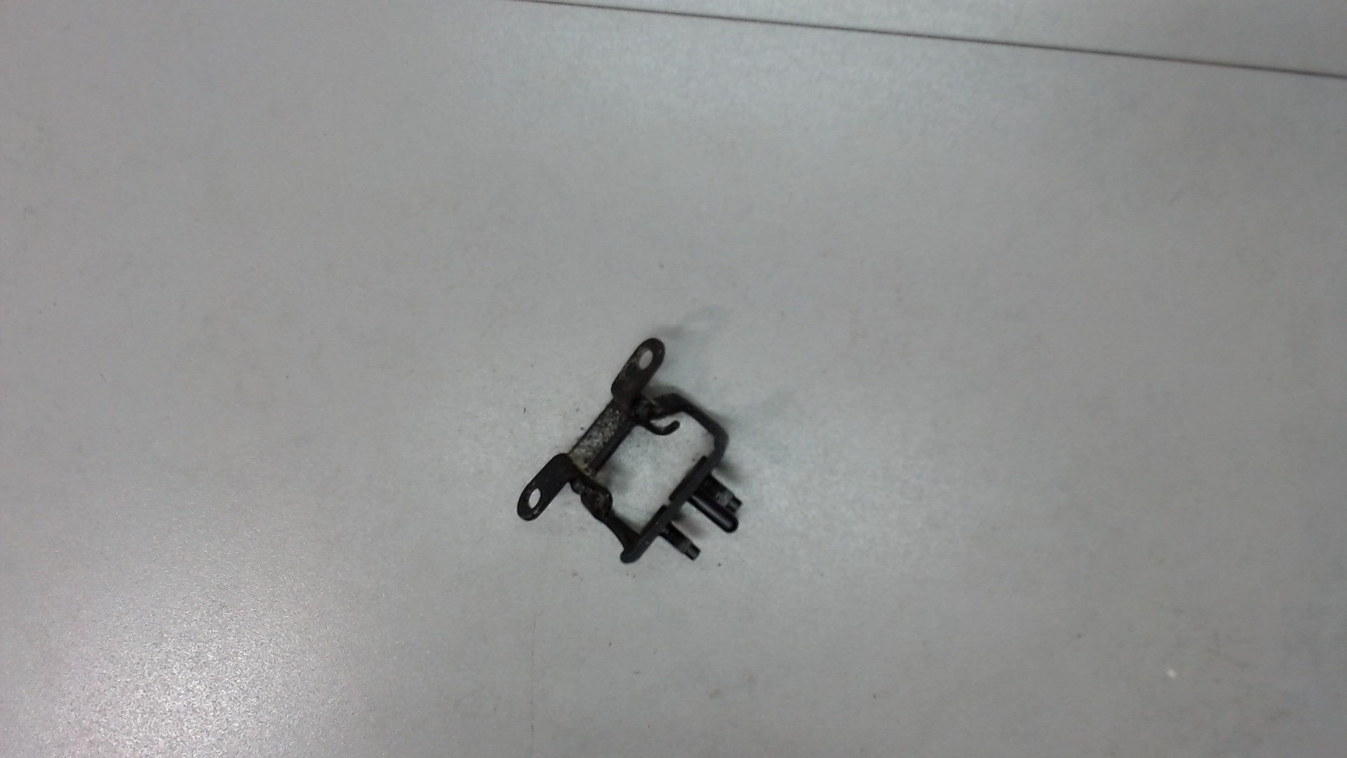 Петля крышки багажника