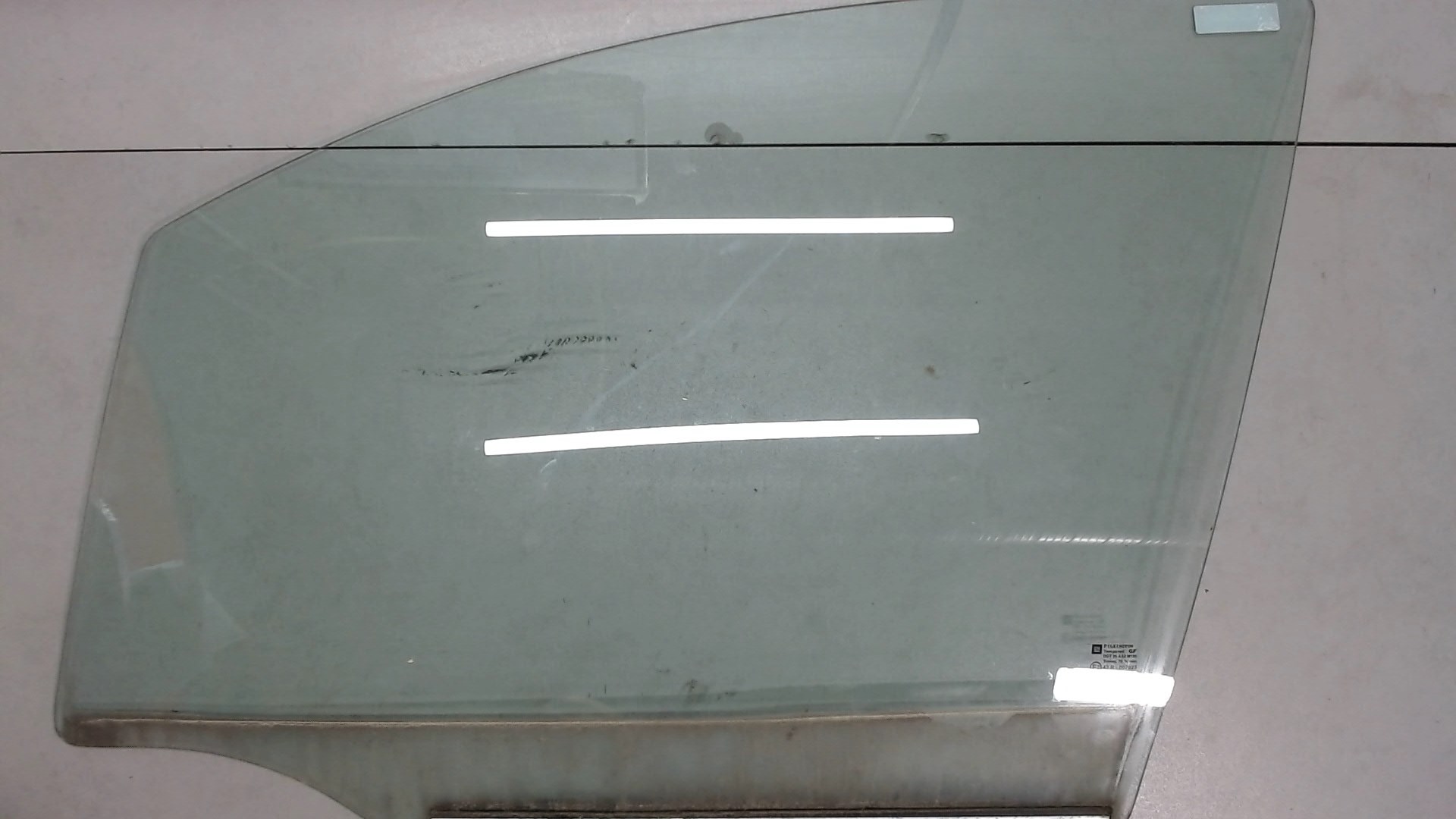 Стекло двери передней левой