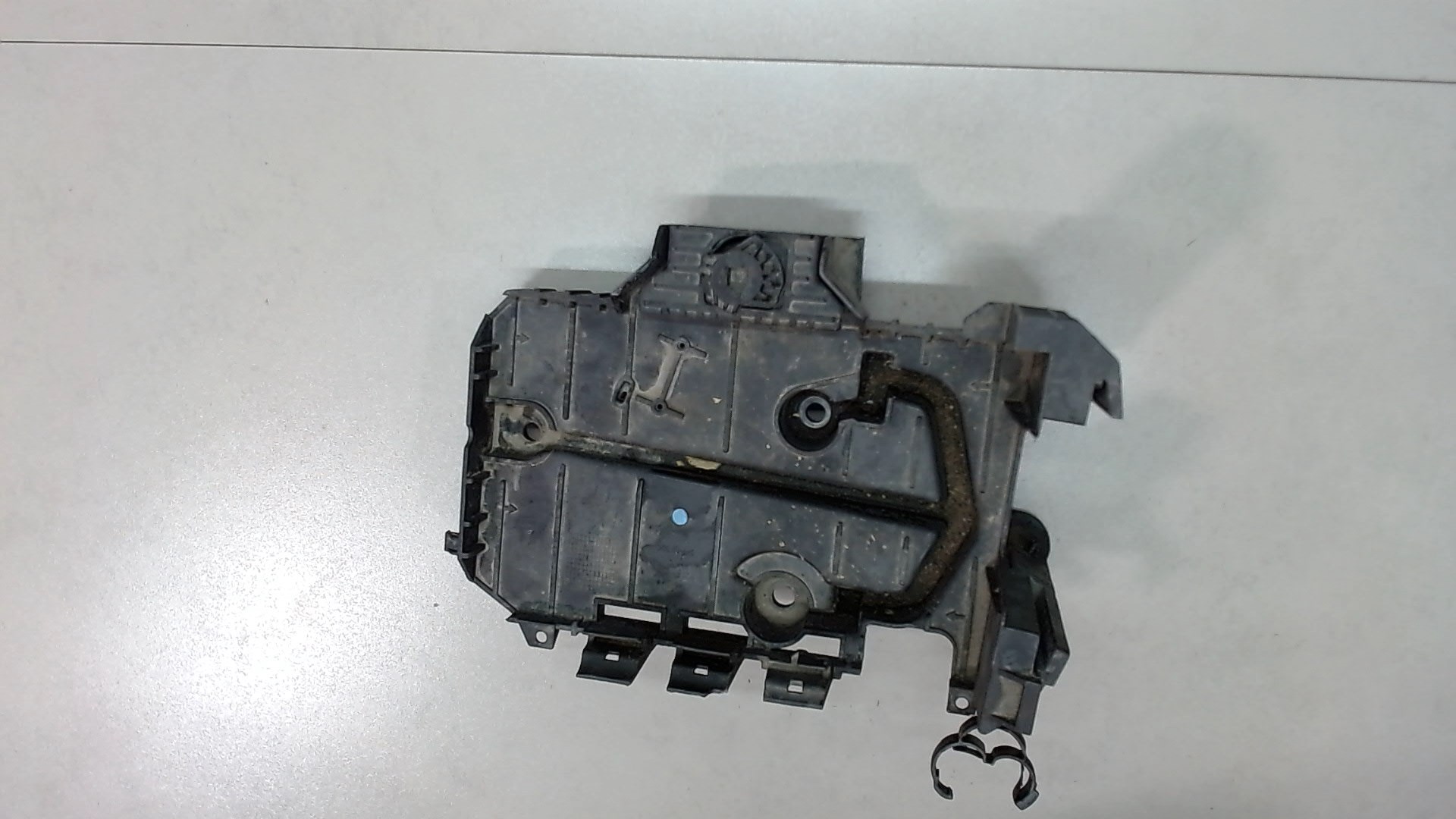 Площадка под аккумулятор (АКБ)