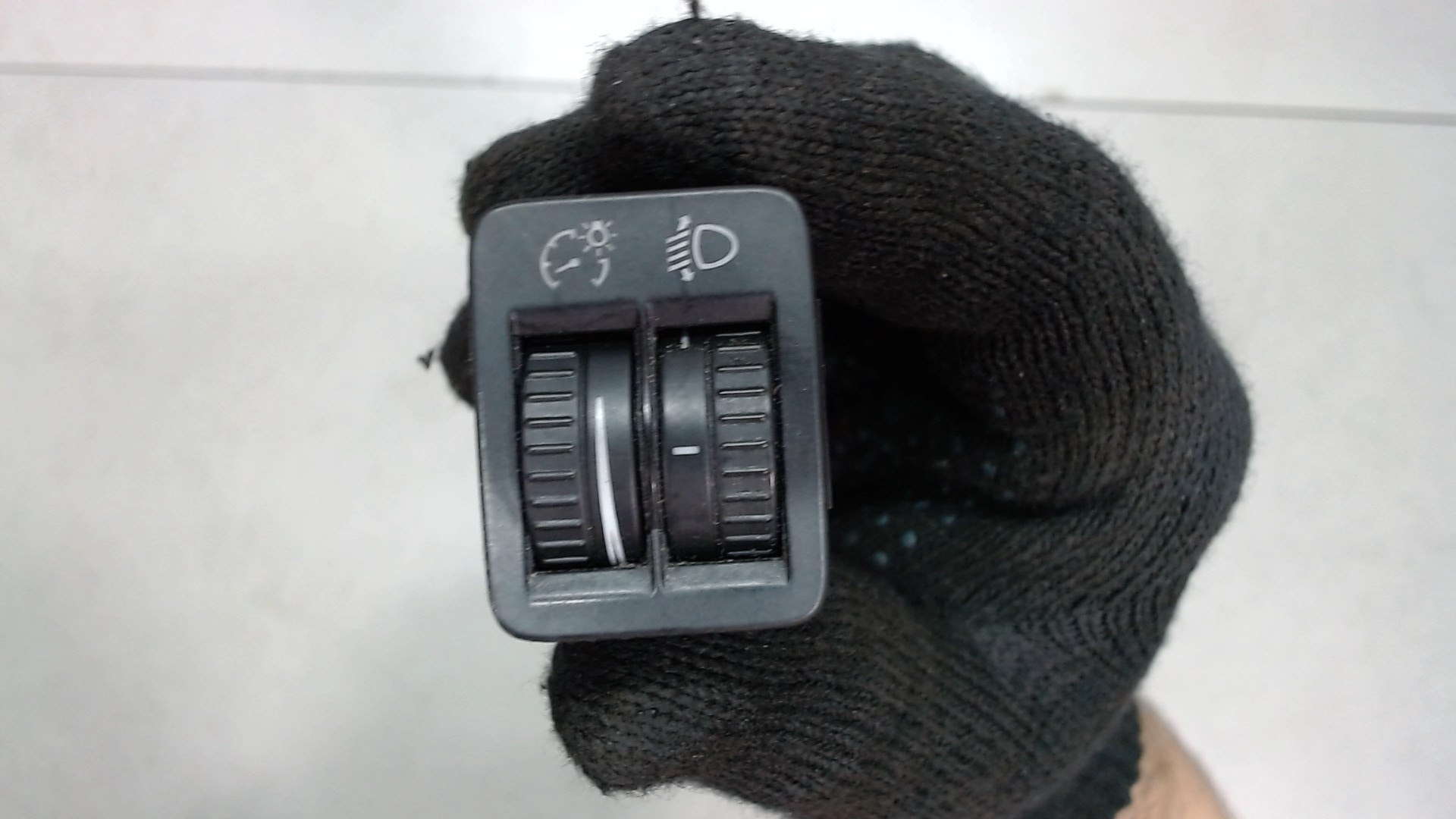 Кнопка корректора фар