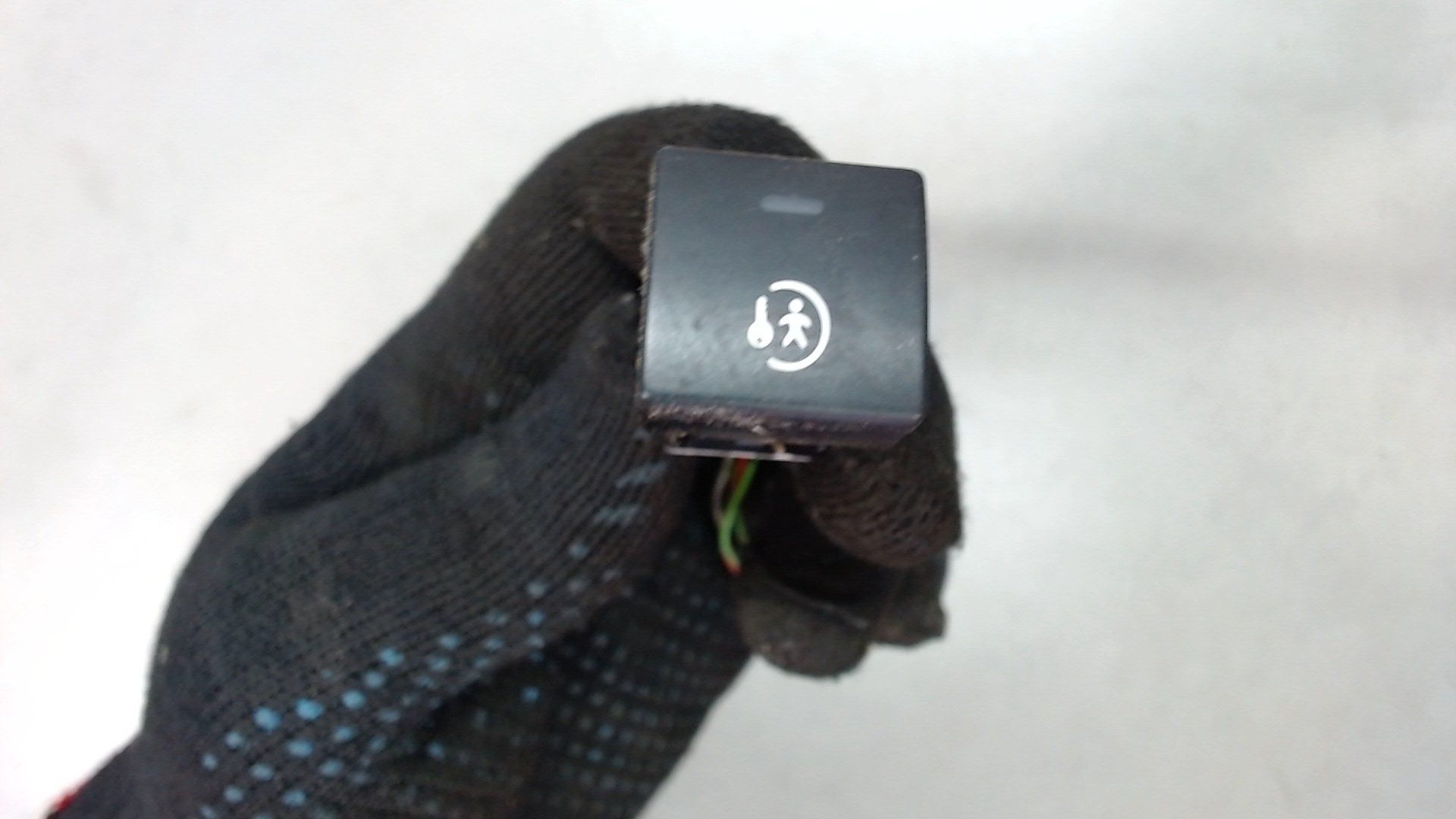 Кнопка открывания двери