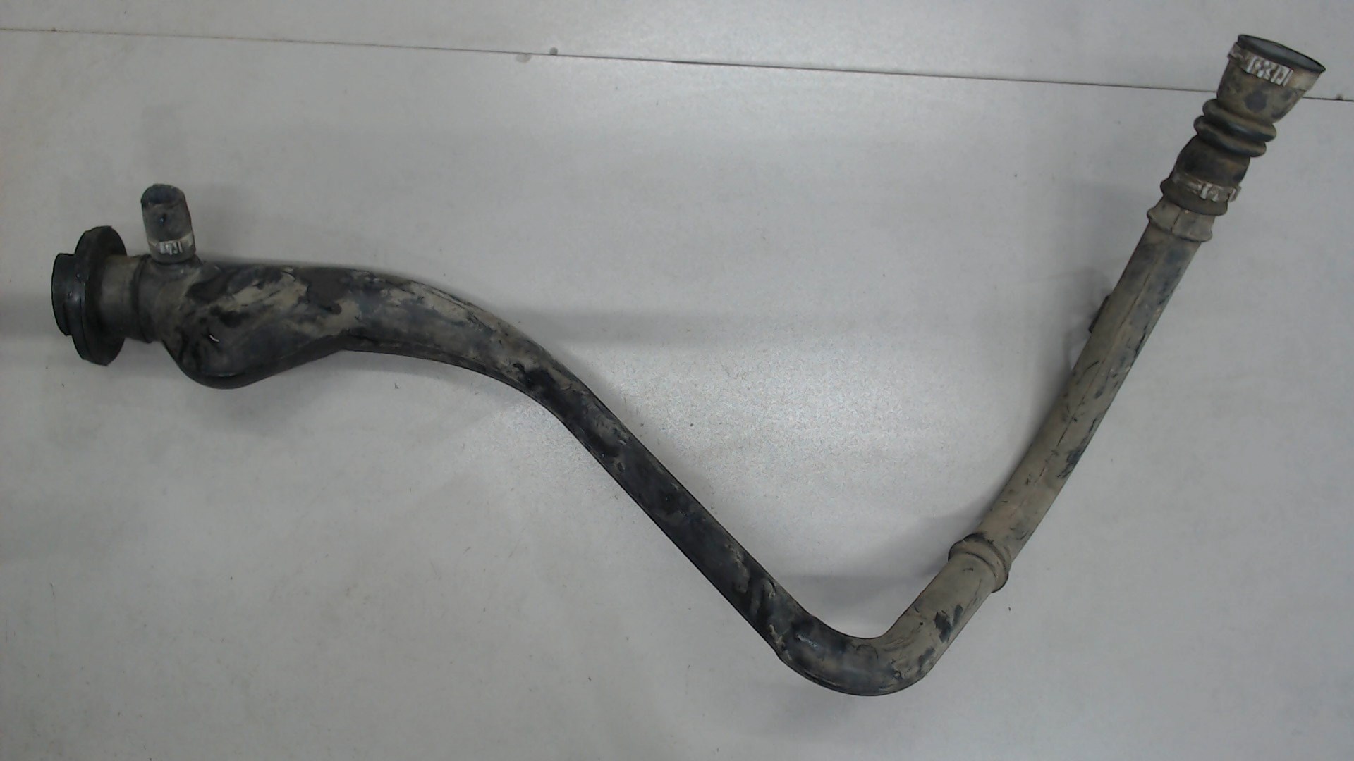 Горловина топливного бака