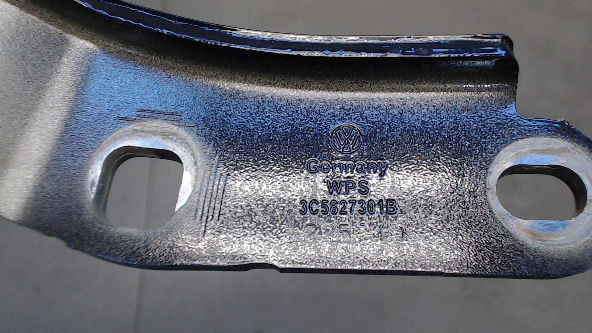 Петля крышки багажника