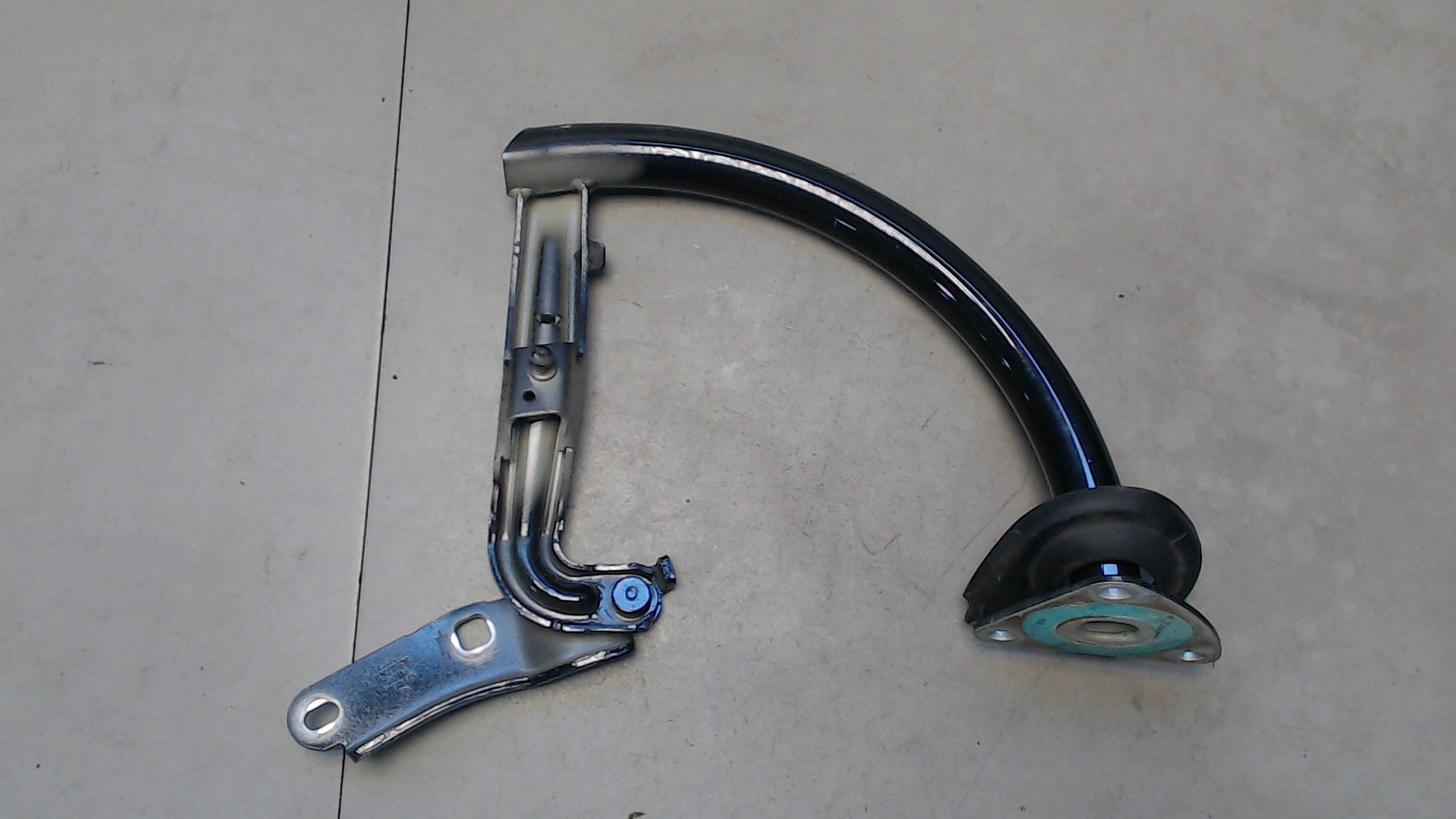 Петля крышки багажника