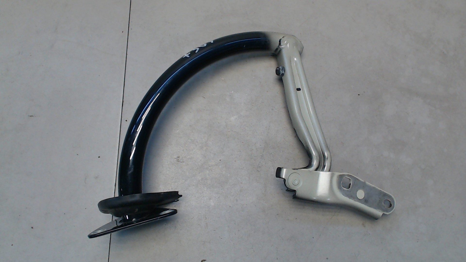 Петля крышки багажника