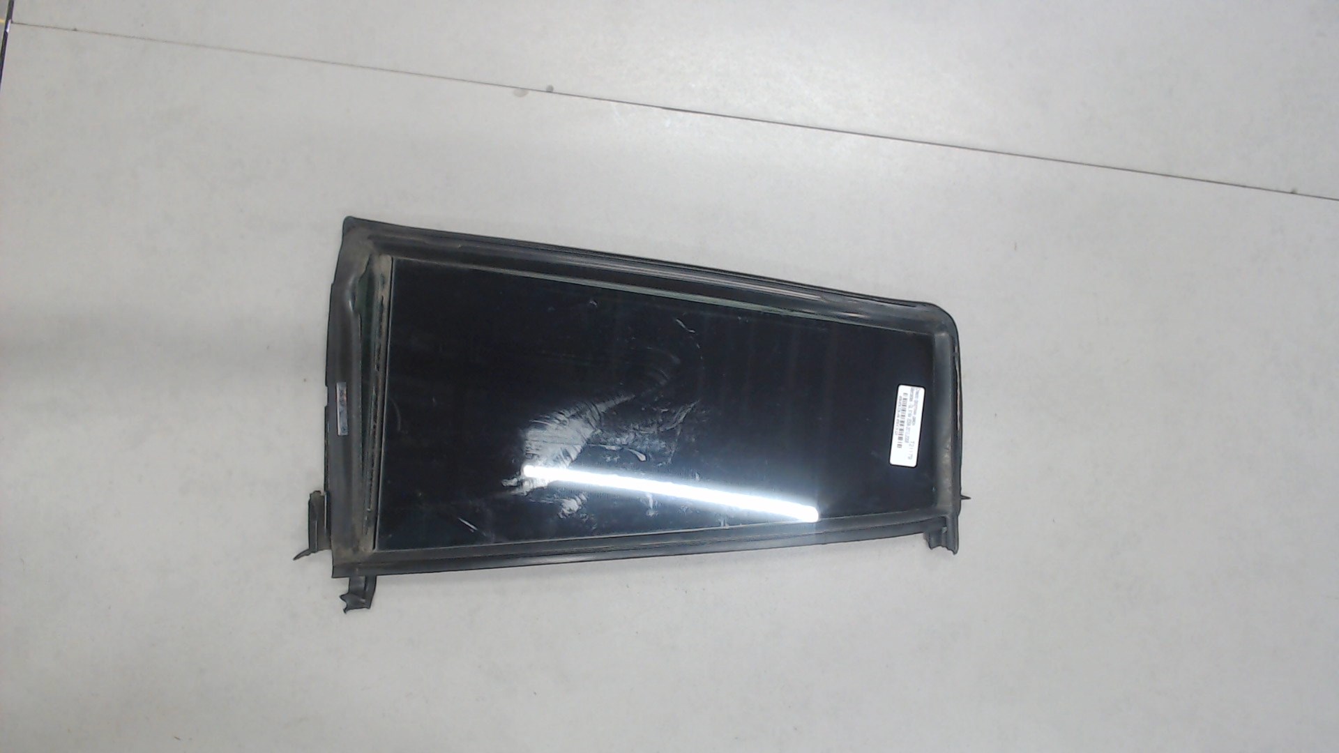 Стекло двери задней правой (форточка)