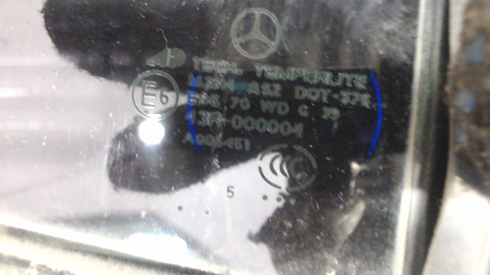 Стекло двери задней правой (форточка)