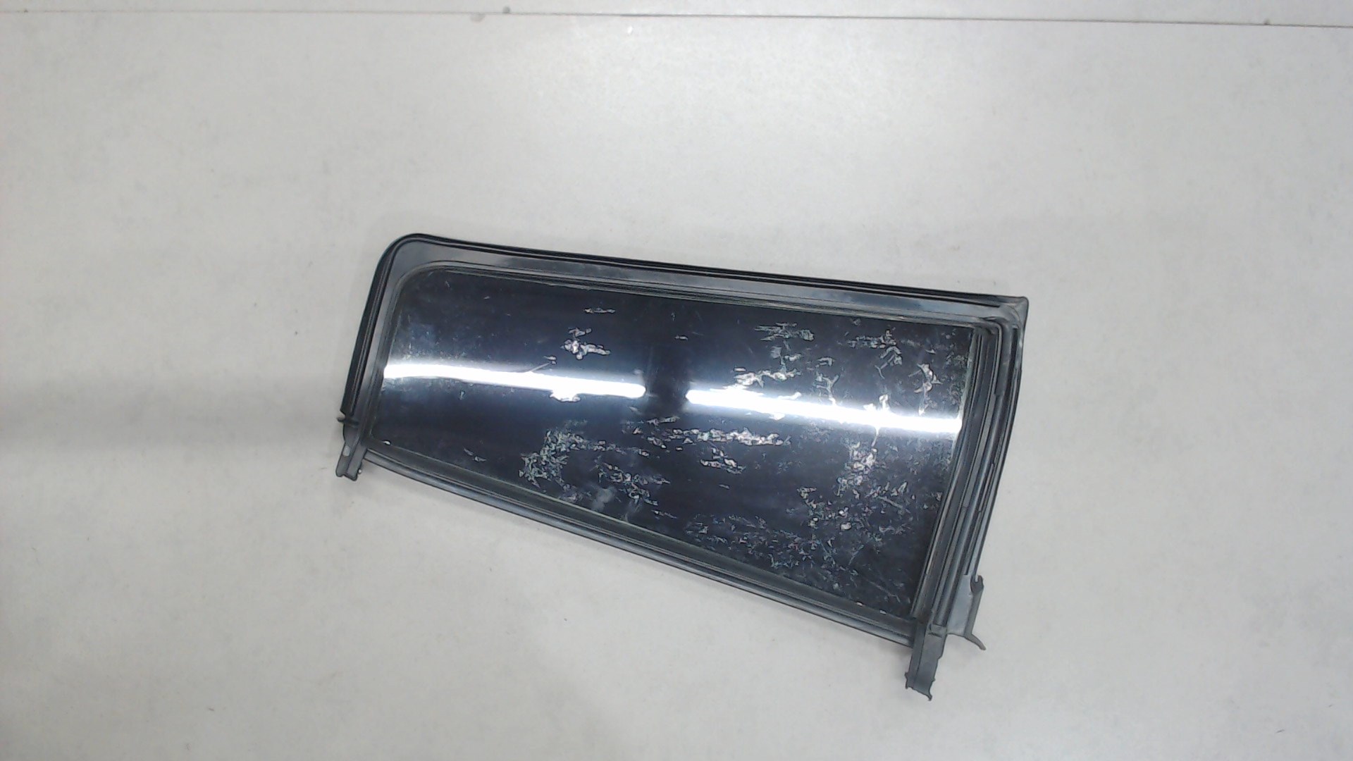 Стекло двери задней правой (форточка)