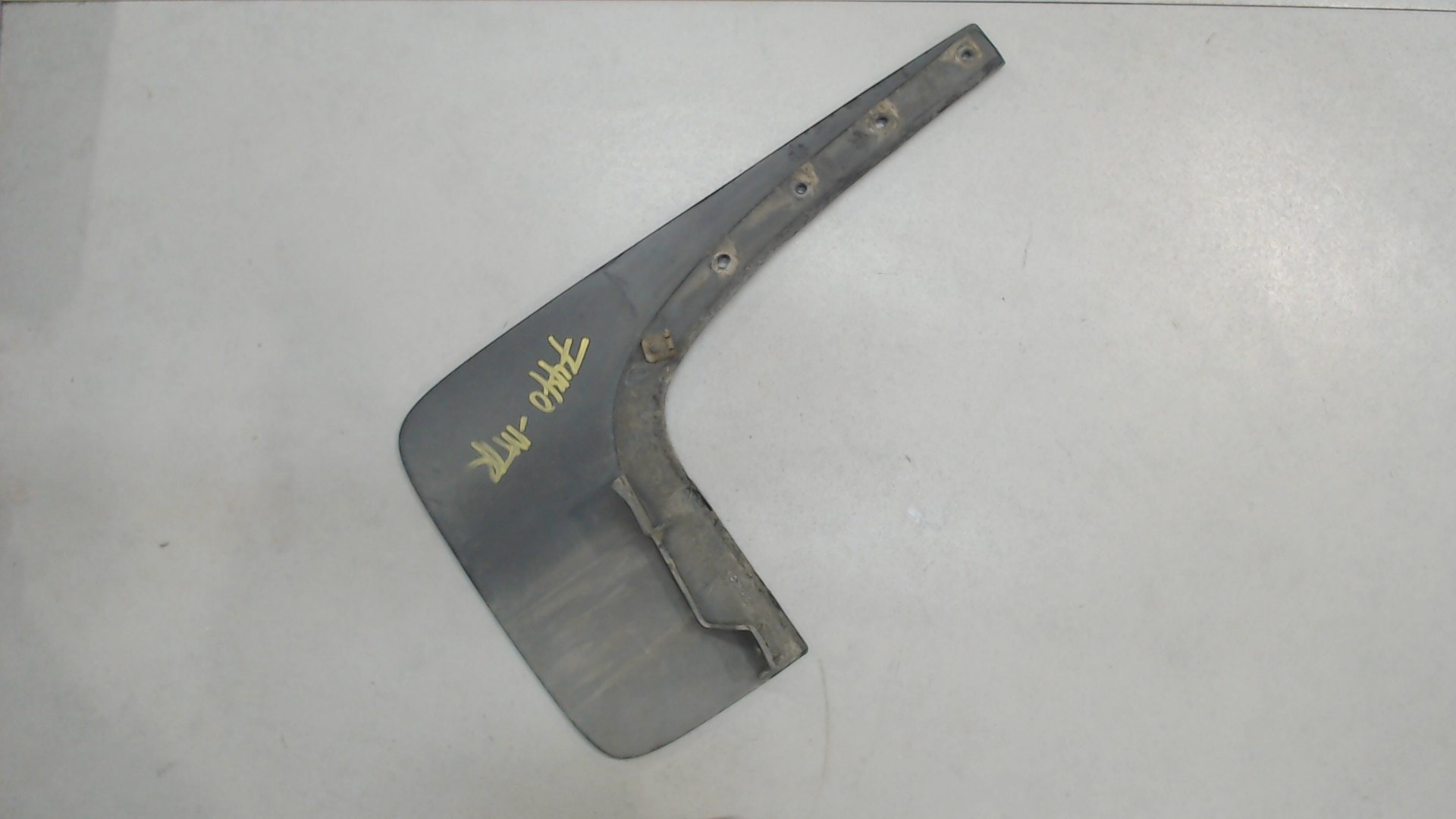 Брызговик задний левый