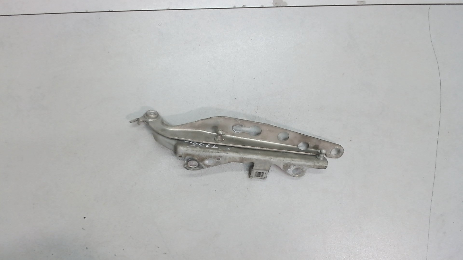 Петля капота левая