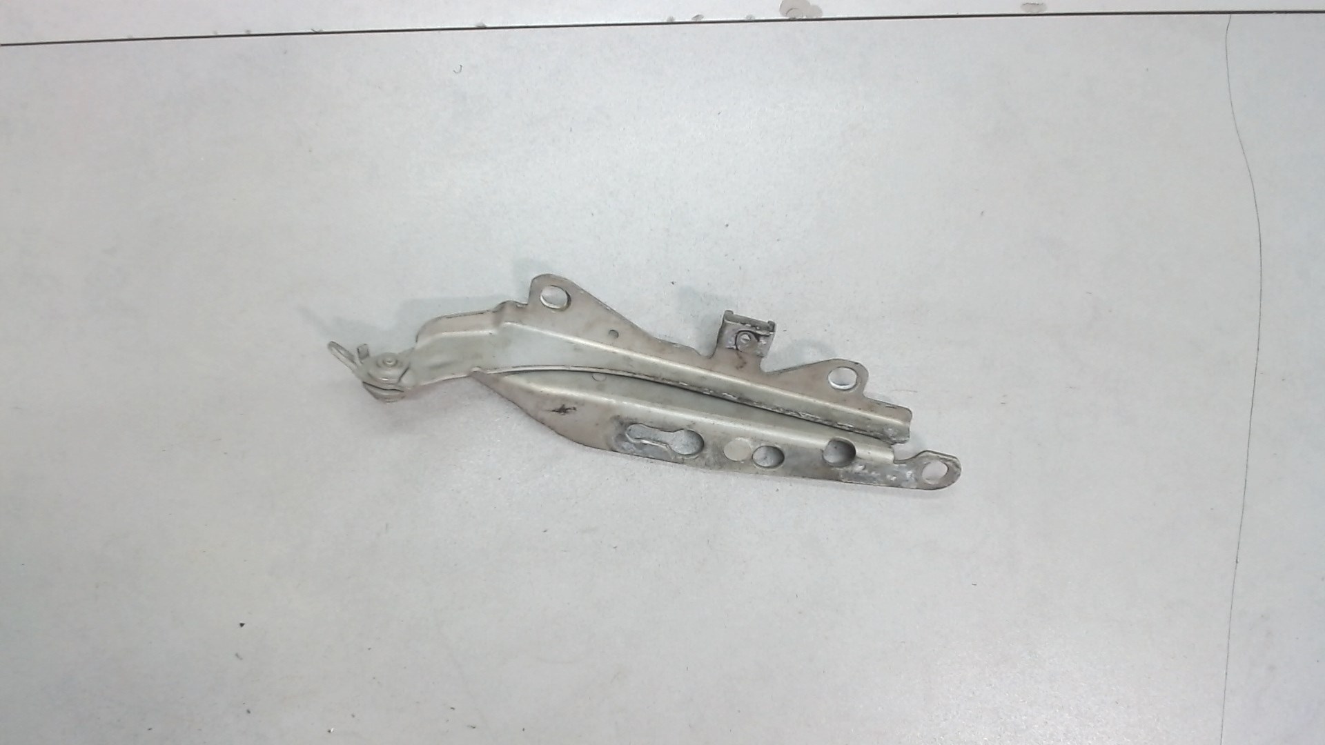 Петля капота левая