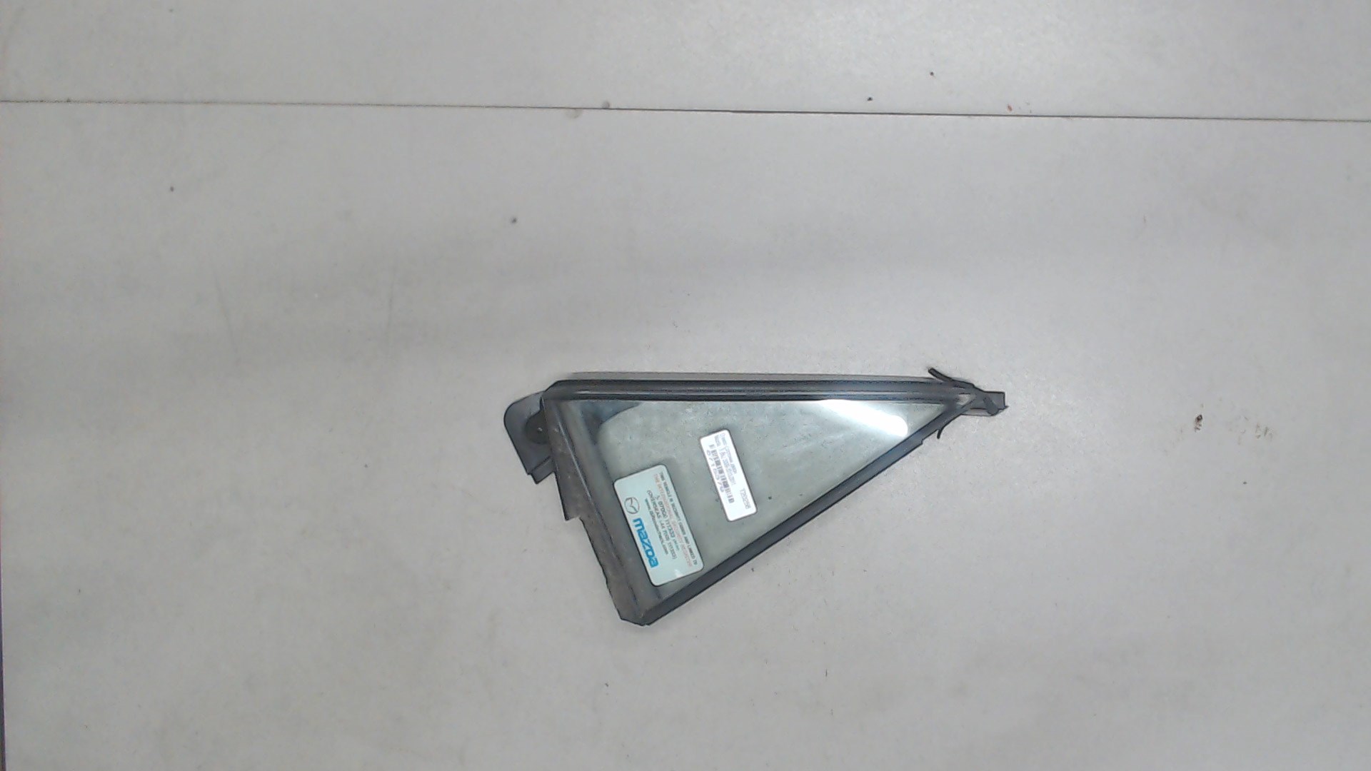 Стекло двери задней правой (форточка)