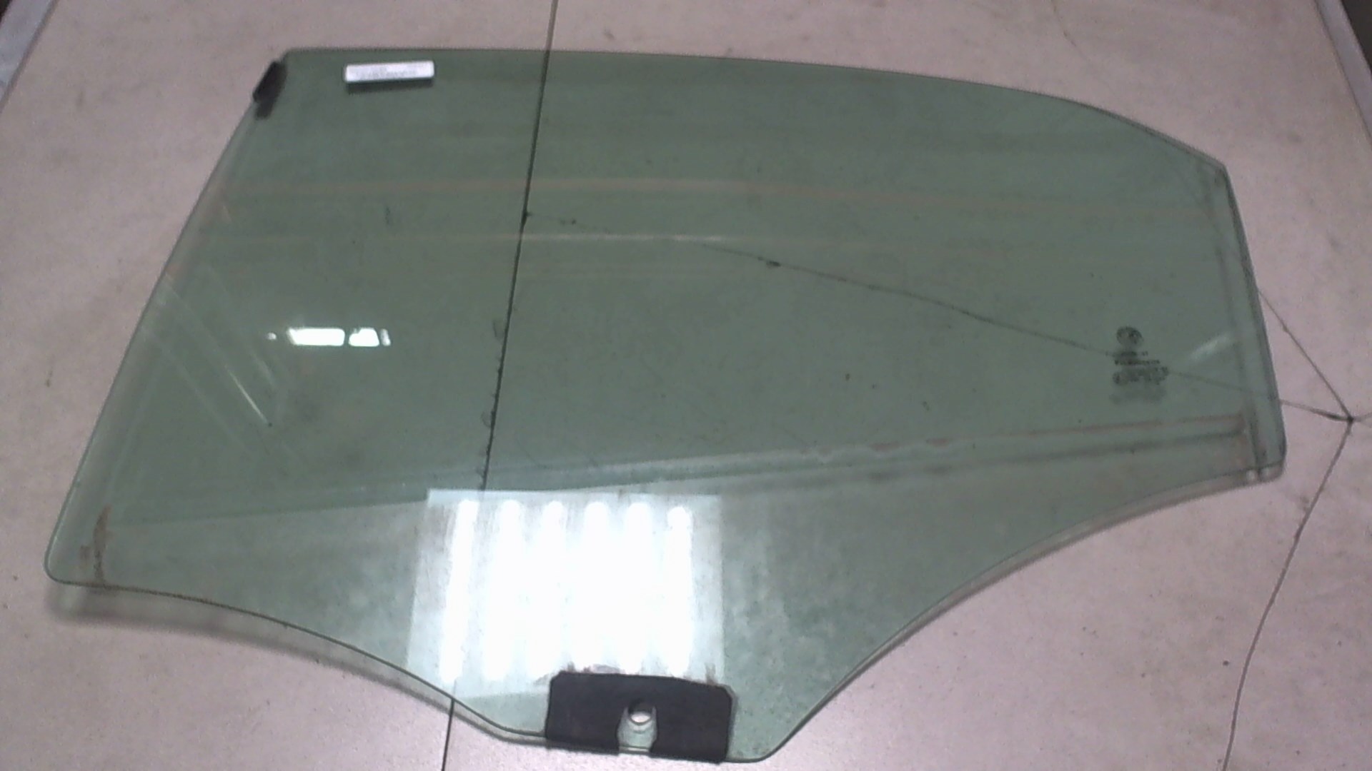 Стекло двери задней левой