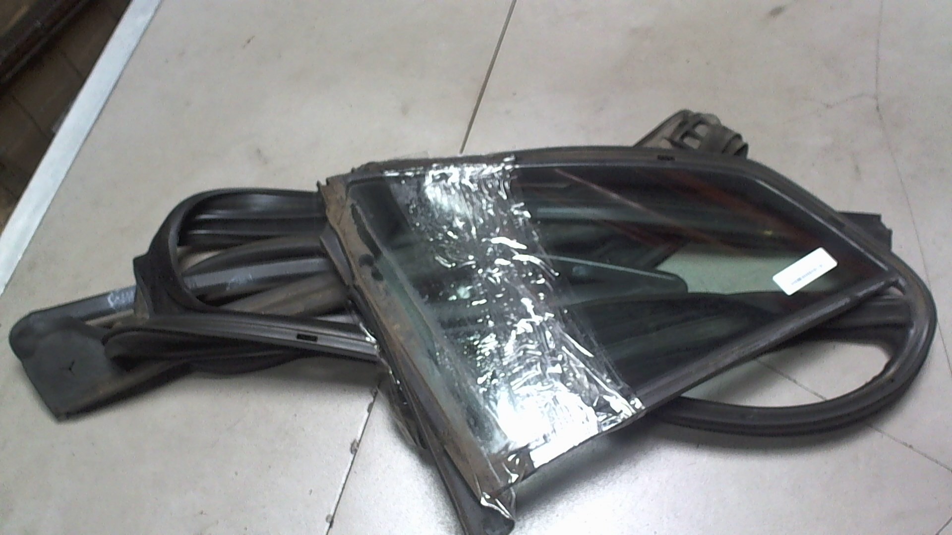 Стекло двери задней правой (форточка)