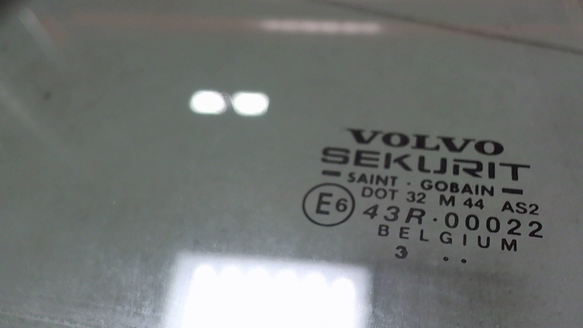 Стекло двери задней правой