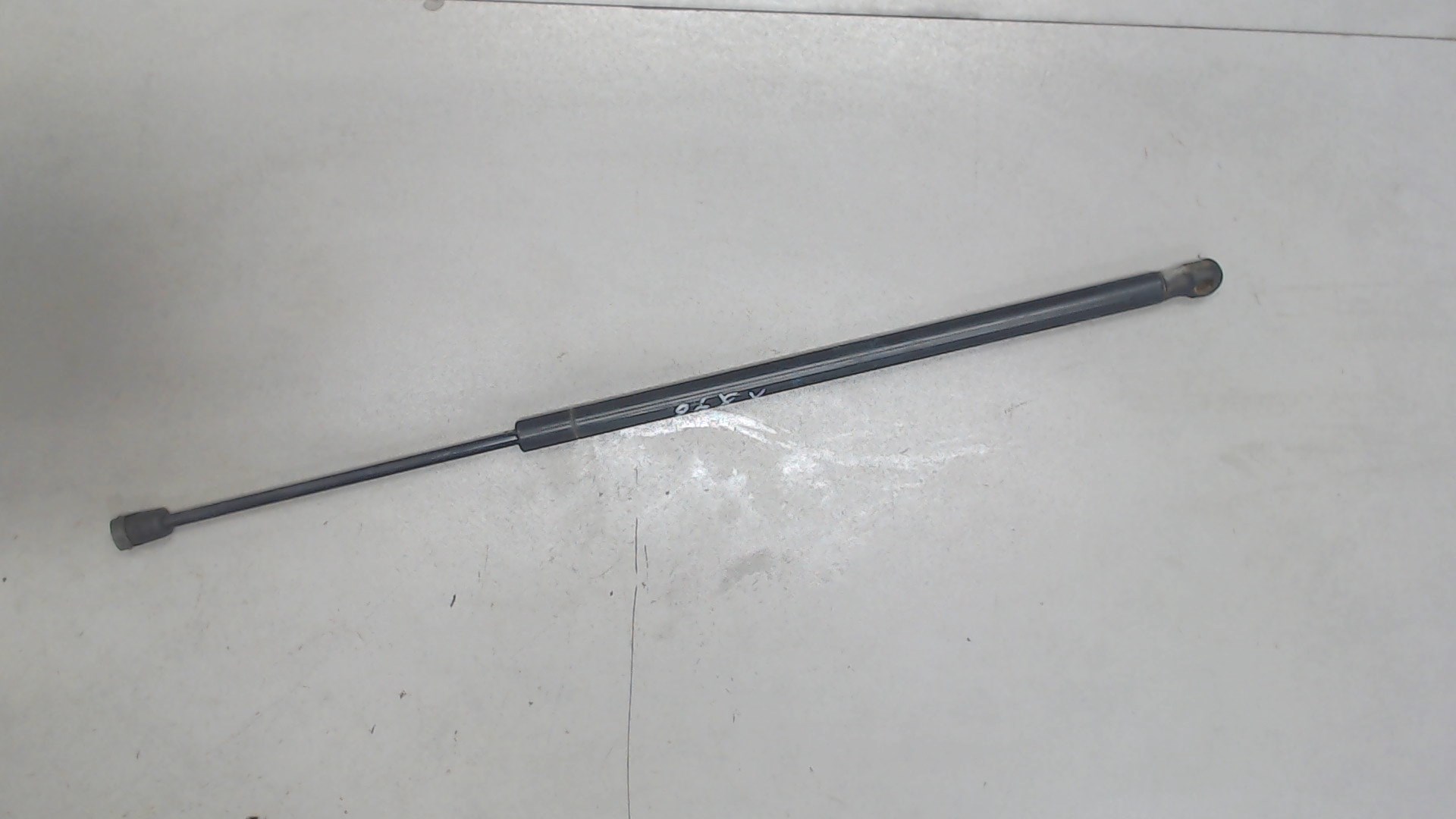 Амортизатор крышки багажника