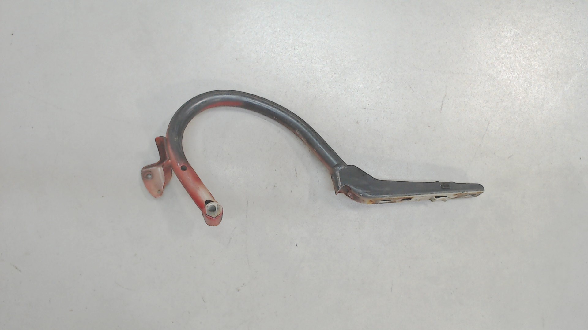 Петля крышки багажника