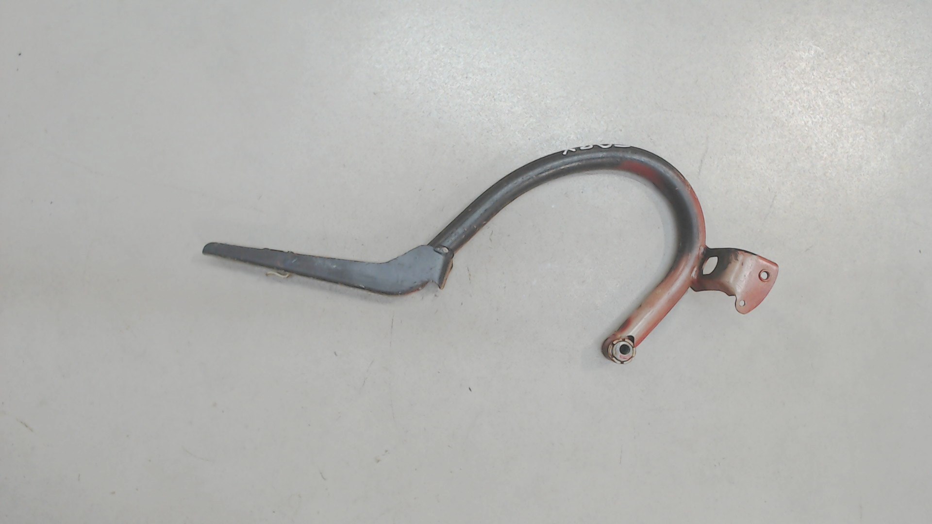 Петля крышки багажника