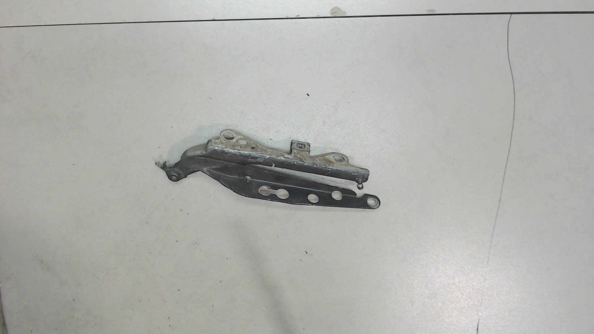 Петля капота левая