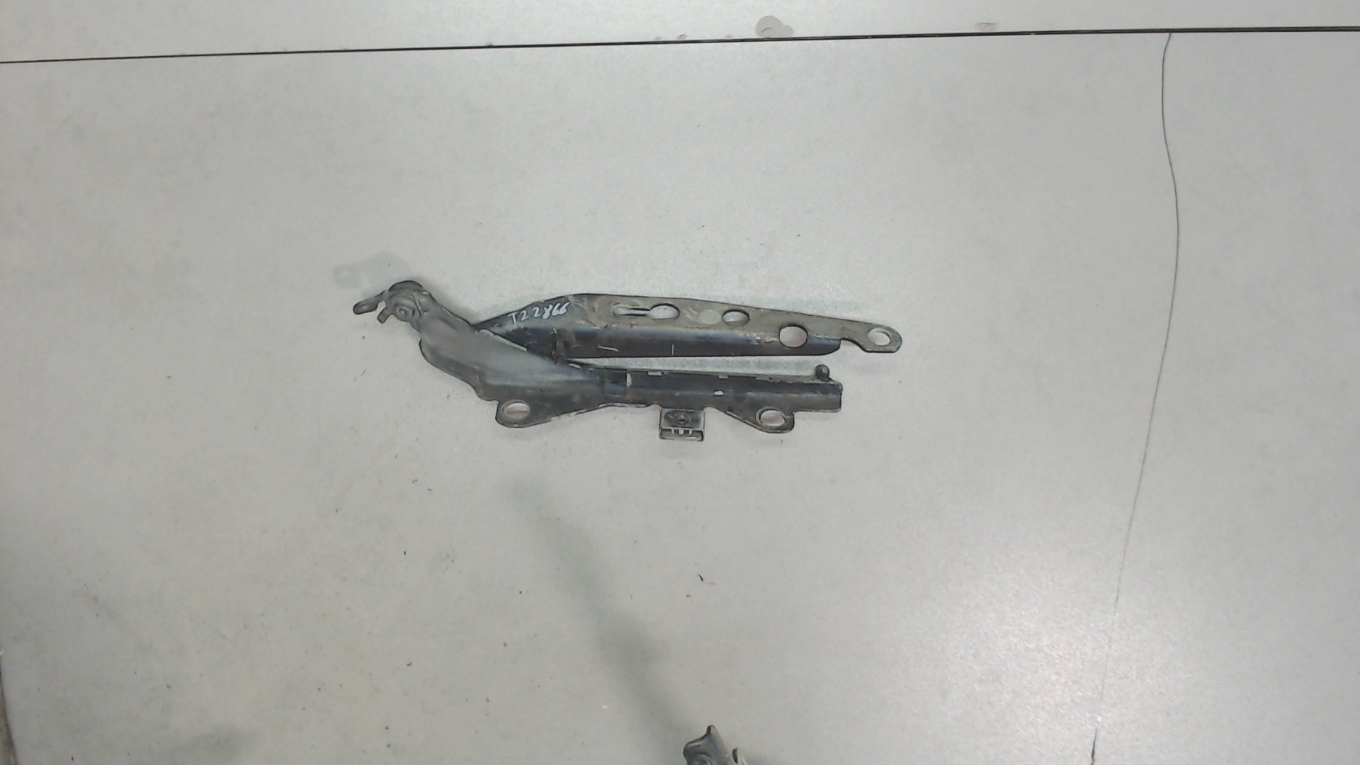 Петля капота левая